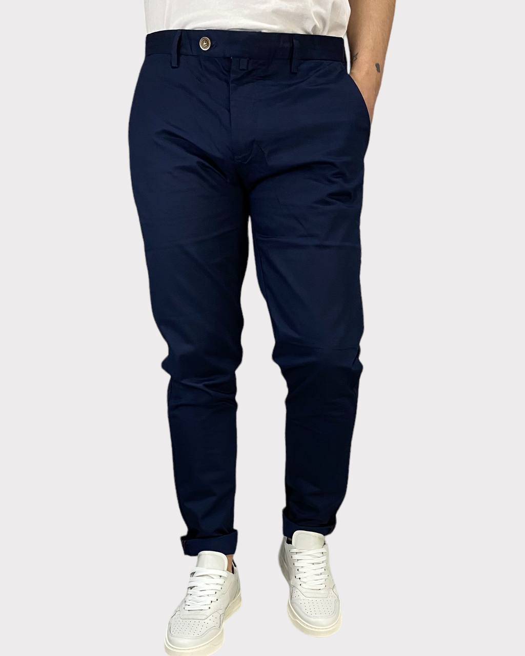 PANTALONE CHINOS TASCA AMERICA CON DETTAGLI SARTORIALI IN COTONE ELASTICIZZATO - SLIM FIT