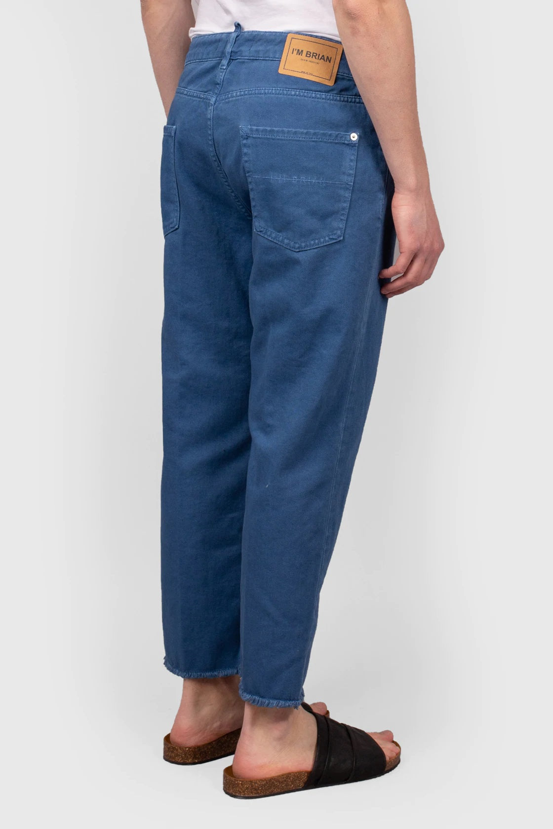JEANS CROPPED FIT CON ORLO SFILACCIATO