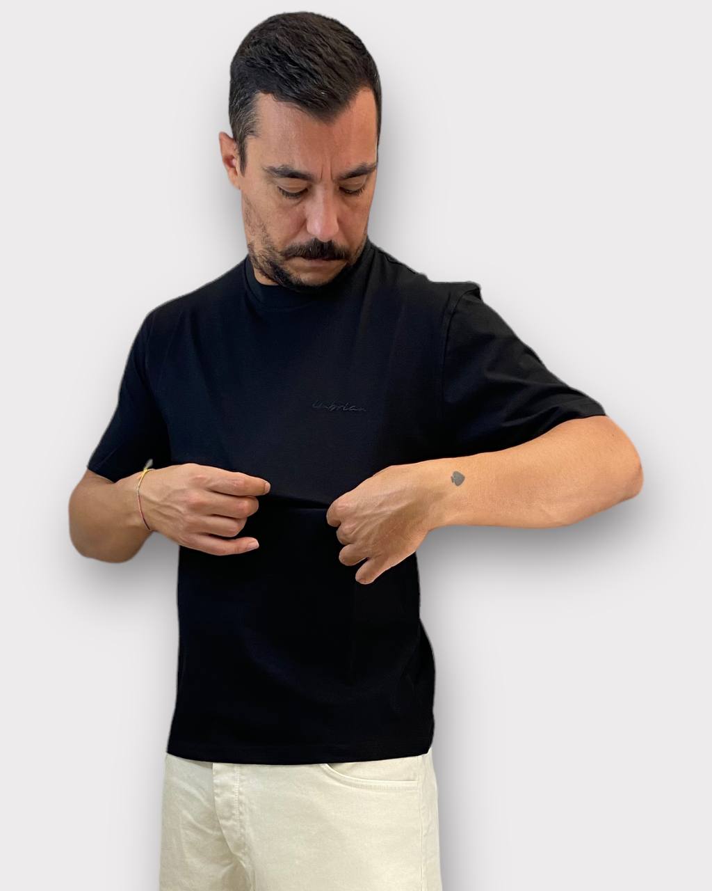 T-SHIRT BASIC IN COTONE CON LOGO RICAMATO IN CORSIVO LATO CUORE - REGULAR FIT