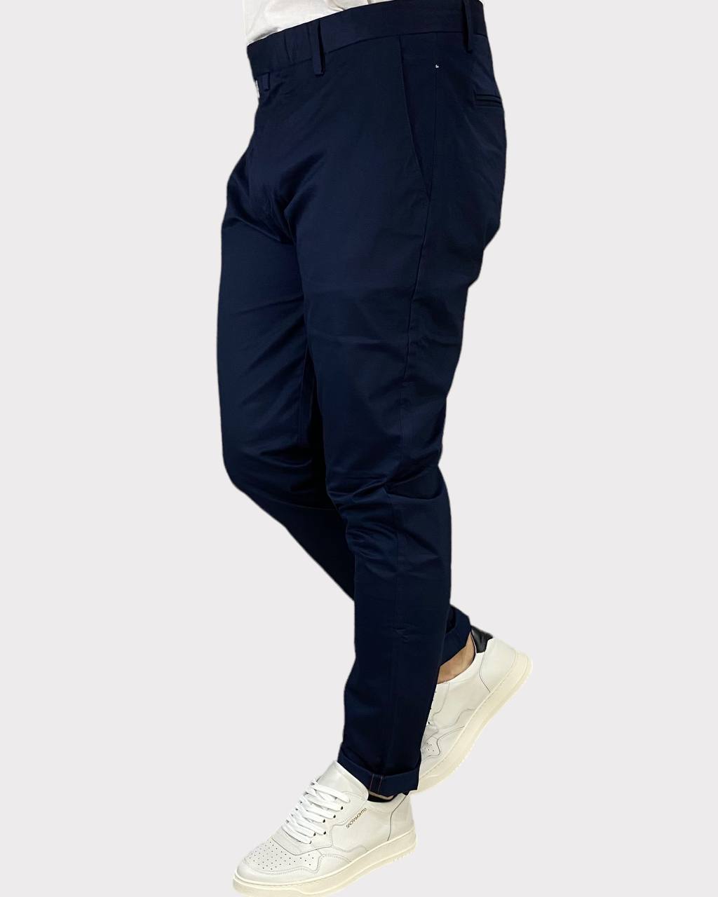 PANTALONE CHINOS TASCA AMERICA CON DETTAGLI SARTORIALI IN COTONE ELASTICIZZATO - SLIM FIT