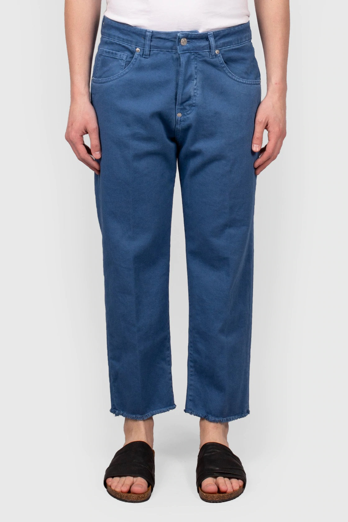 JEANS CROPPED FIT CON ORLO SFILACCIATO