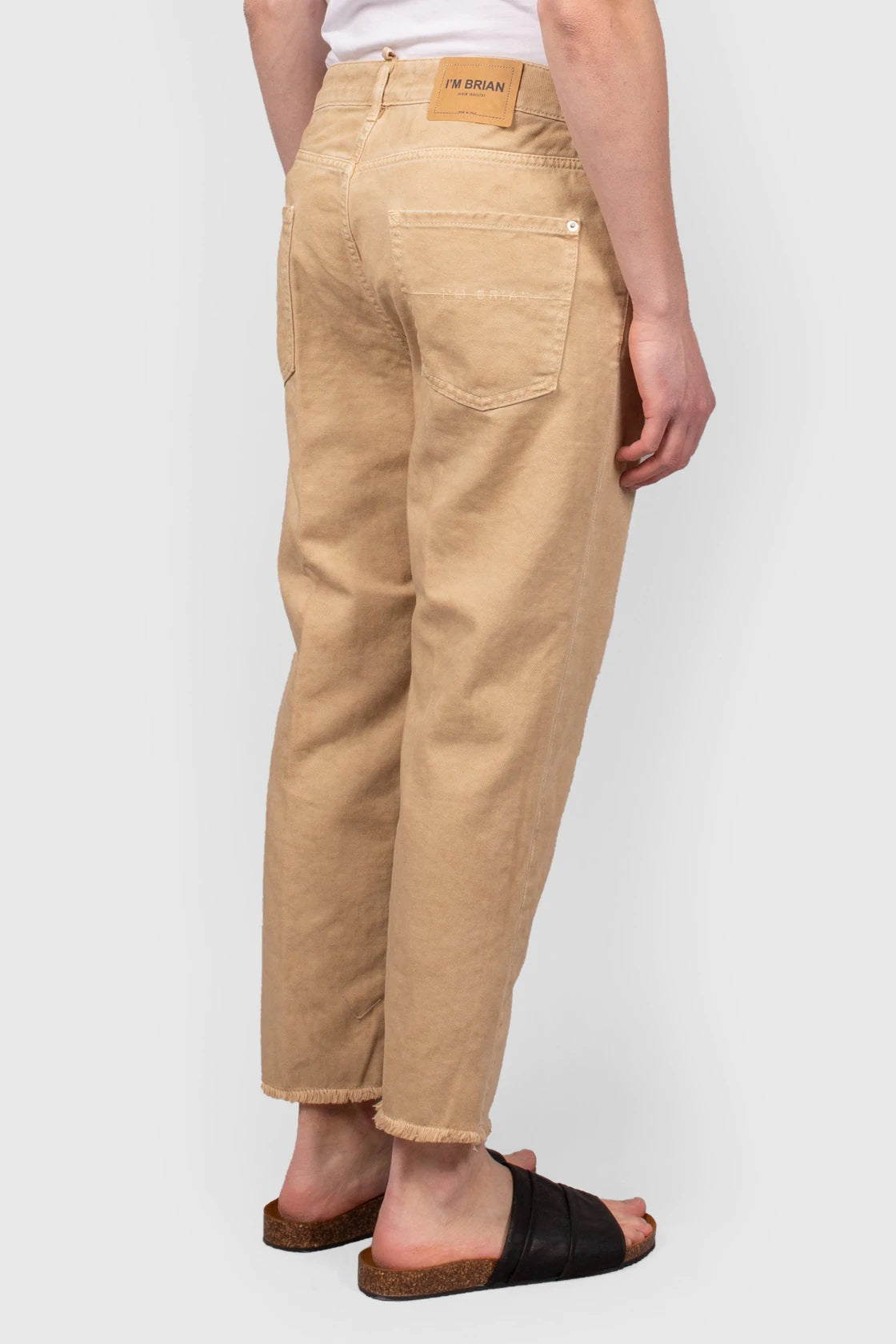 JEANS CROPPED FIT CON ORLO SFILACCIATO