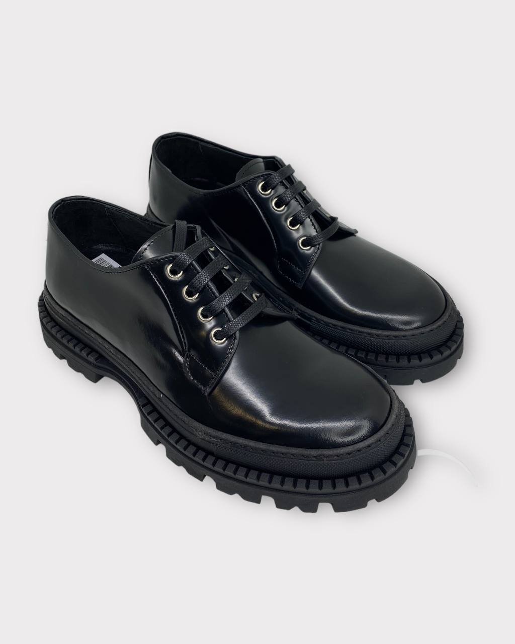 SCARPE STRINGATE IN PELLE SPAZZOLATA LUCIDA CON SUOLA CARROARMATO