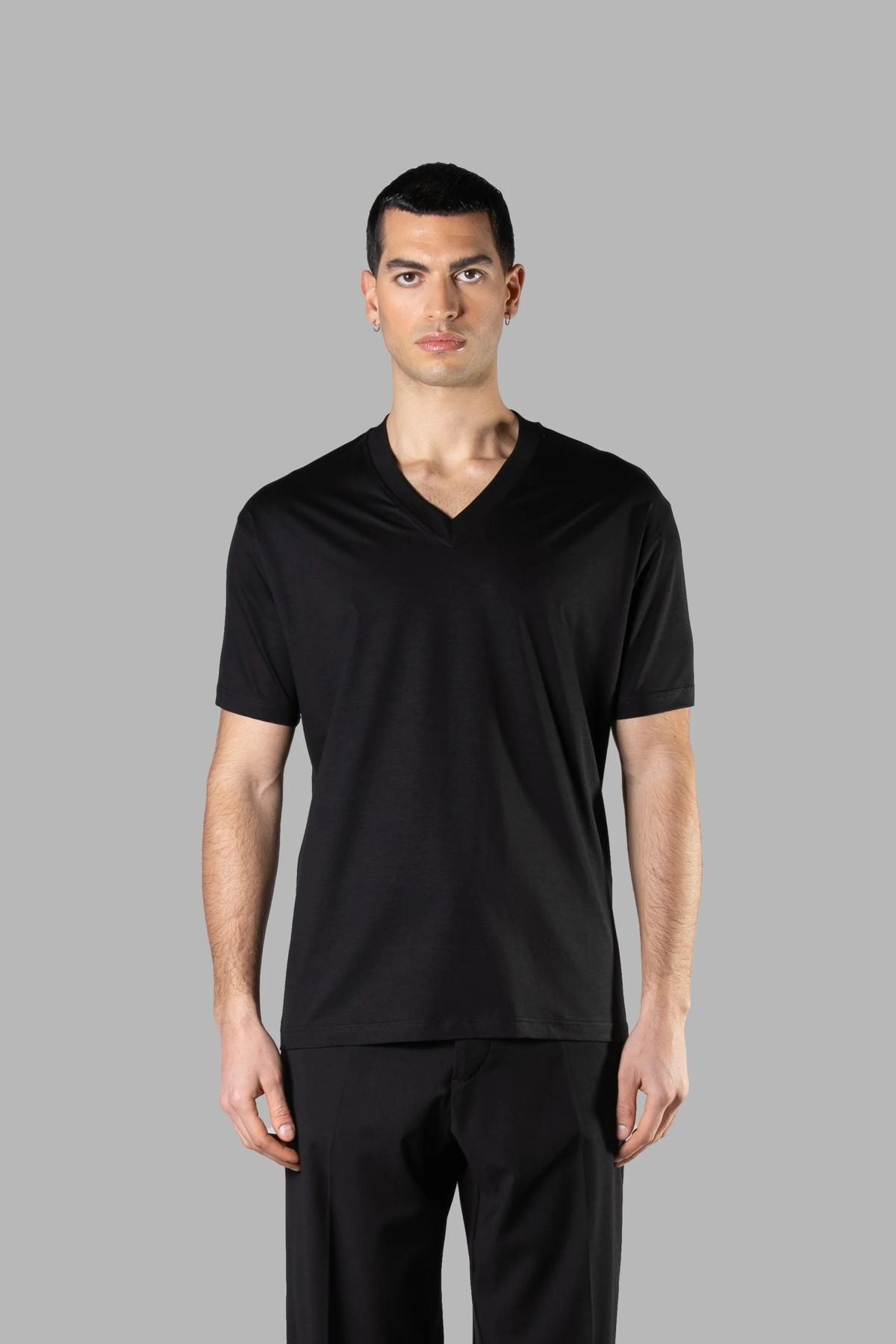 T-SHIRT BASIC IN COTONE MERCERIZZATO SCOLLO A PUNTA CON INIZIALI DEL LOGO RICAMATE DIETRO IL COLLO TONO SU TONO - REGULAR FIT