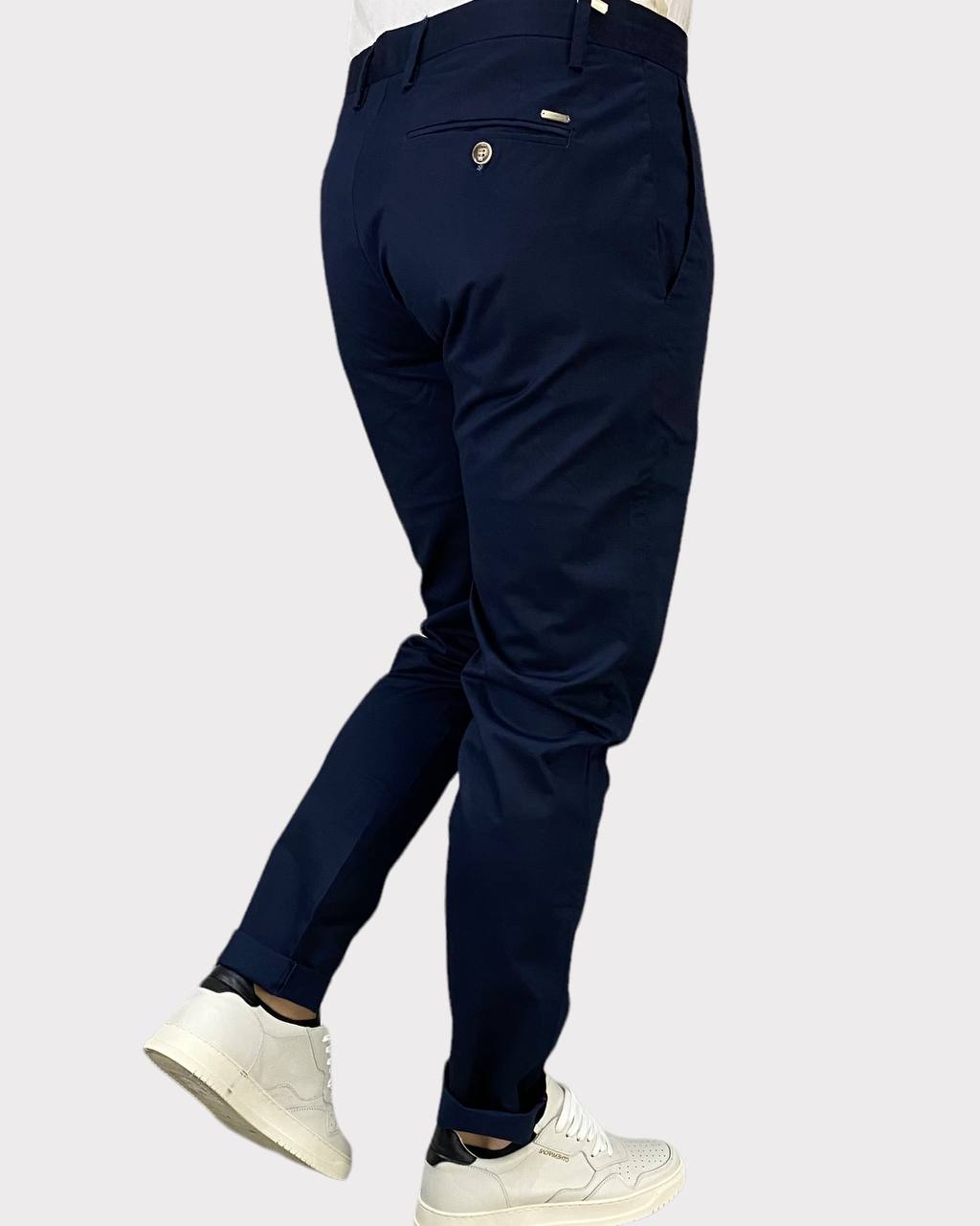 PANTALONE CHINOS TASCA AMERICA CON DETTAGLI SARTORIALI IN COTONE ELASTICIZZATO - SLIM FIT