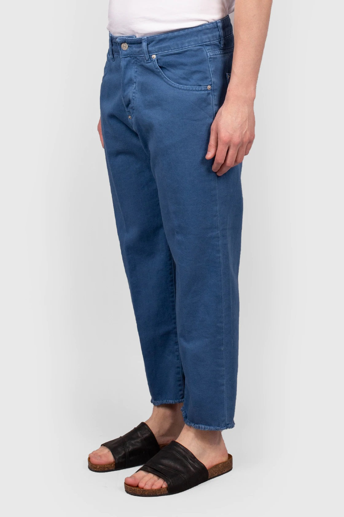 JEANS CROPPED FIT CON ORLO SFILACCIATO