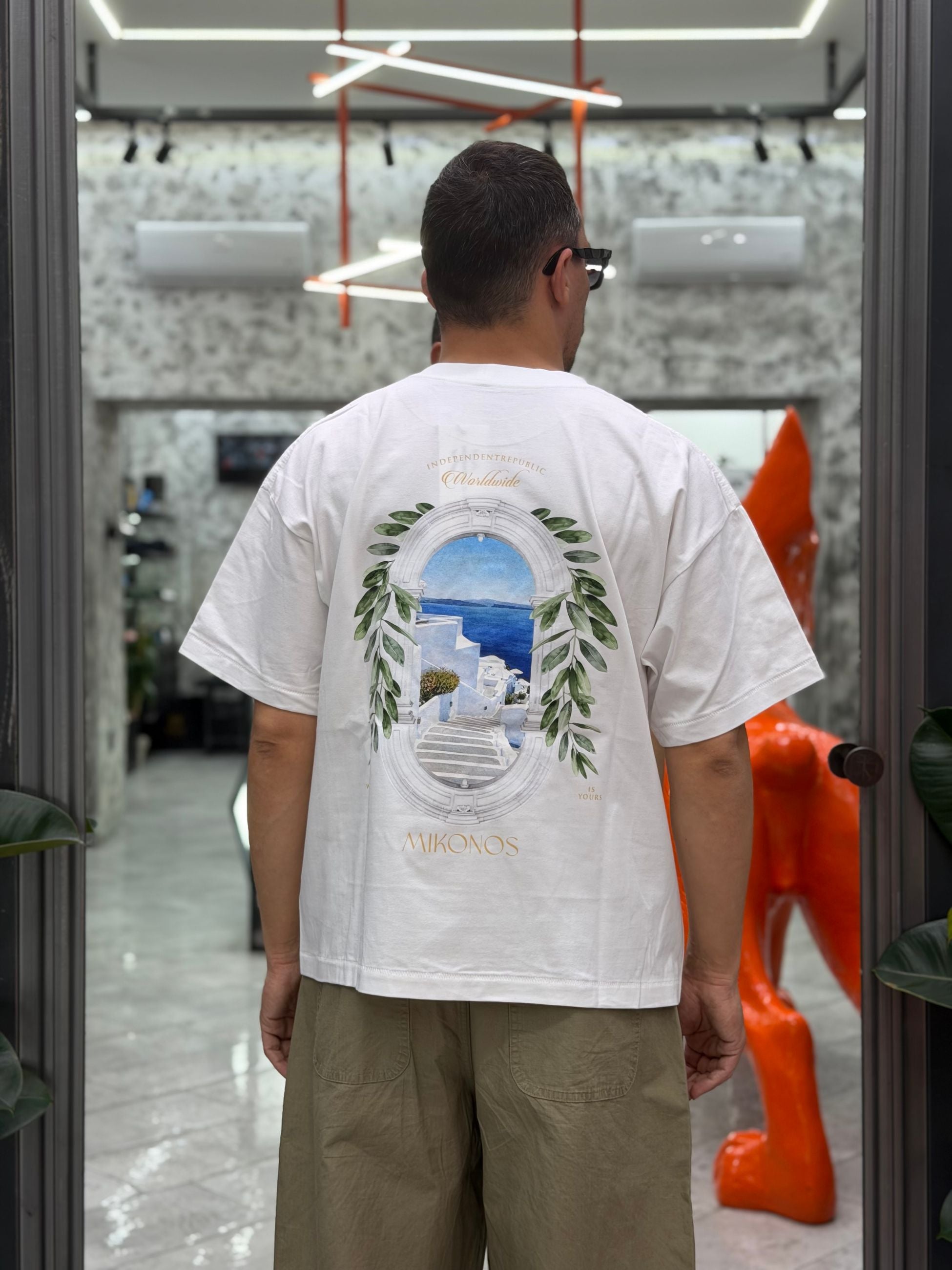 T-SHIRT MYKONOS BOXY/CROPPED FIT CON STAMPA SUL RETRO MYKONOS.BIA