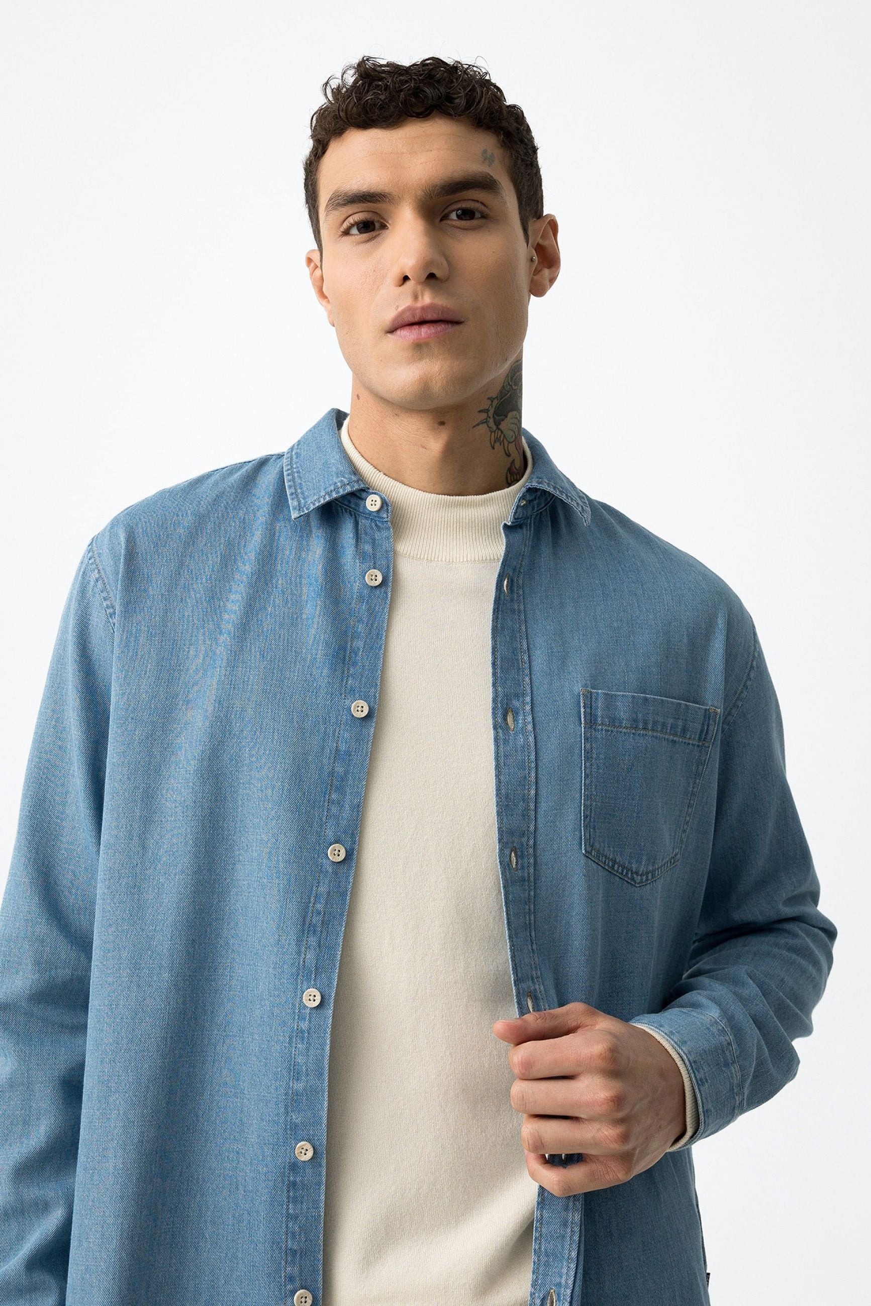 CAMICIA PAIGE IN DENIM LEGGERO CON TASCA LATO CUORE - REGULAR FIT 10062464.DENC