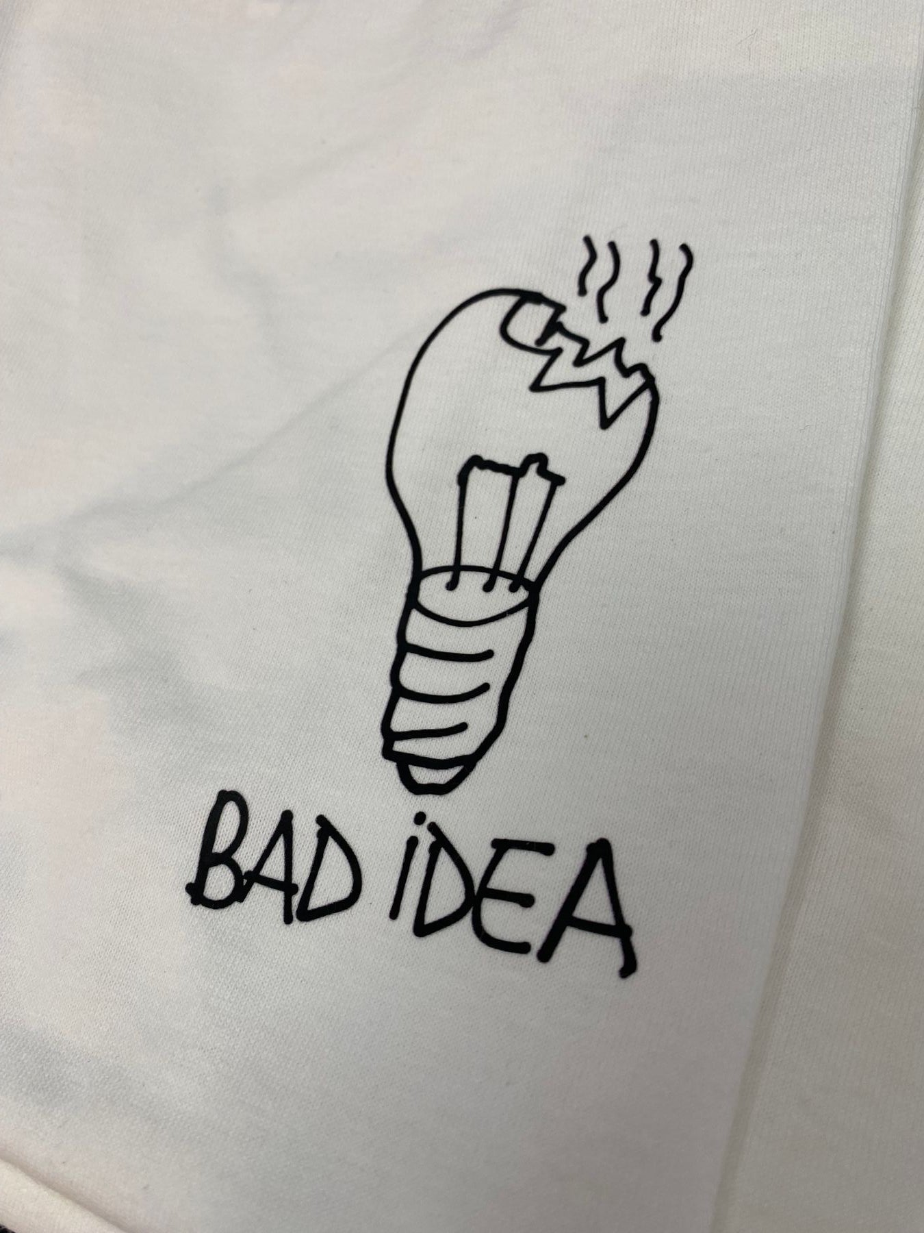 T-SHIRT STAMPA LAMPADINA "BAD IDEA" - SEMI OVER FIT