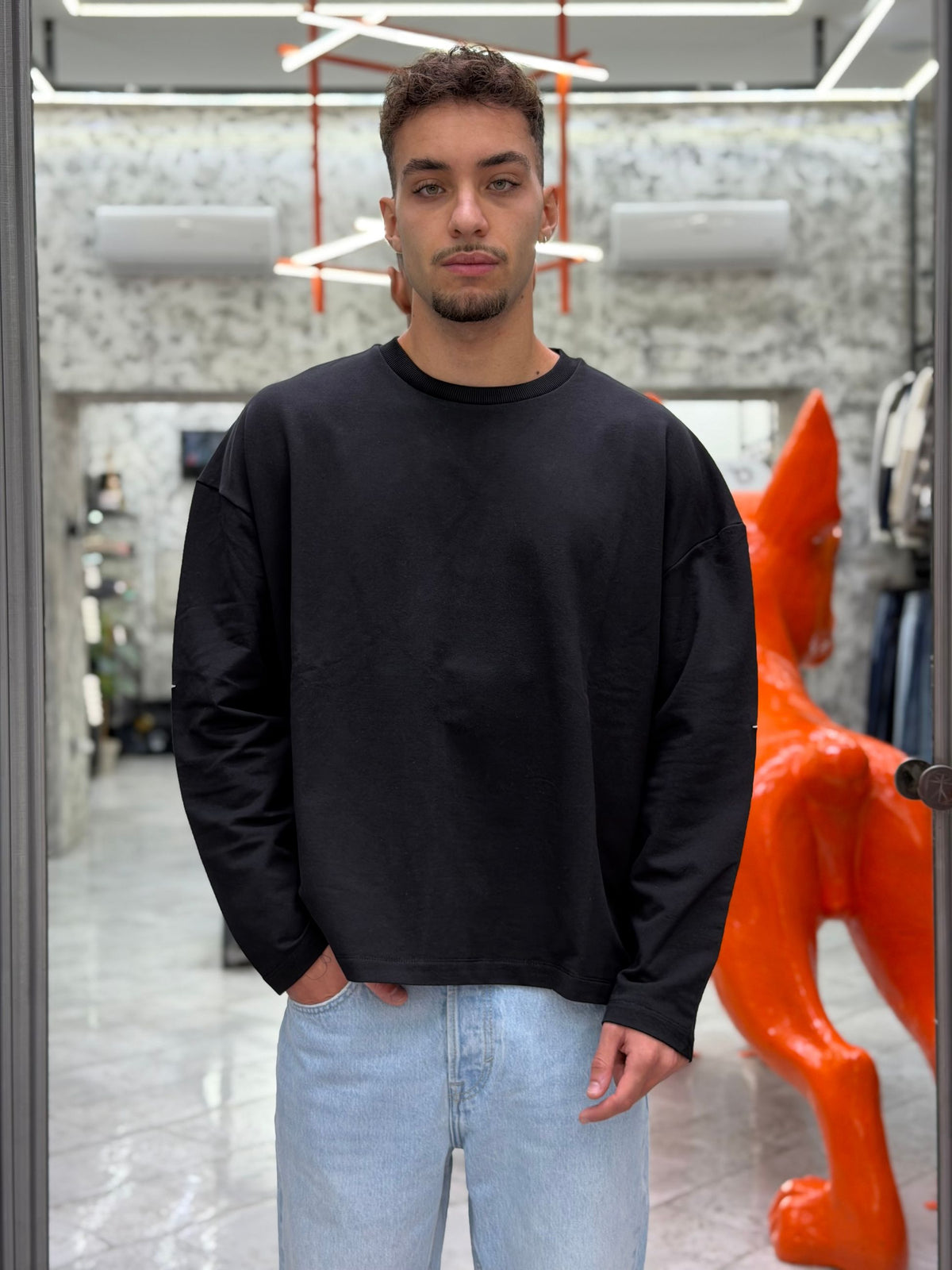 MAGLIA LONG SLEEVE IN FELPA LEGGERA CON RICAMI SULLE BRACCIA - BIG OVERCROP FIT FL004.NER