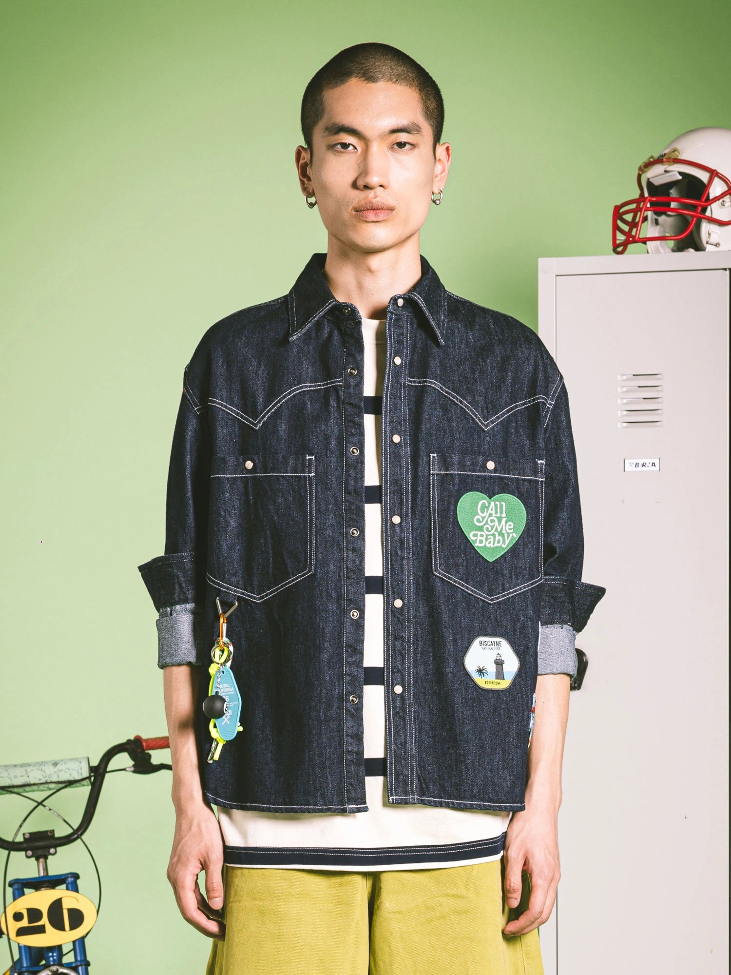 CAMICIA IN DENIM TEXANA CON BOTTONI AUTOMATICI E PATCH APPLICATI - CROPPED FIT M-261228