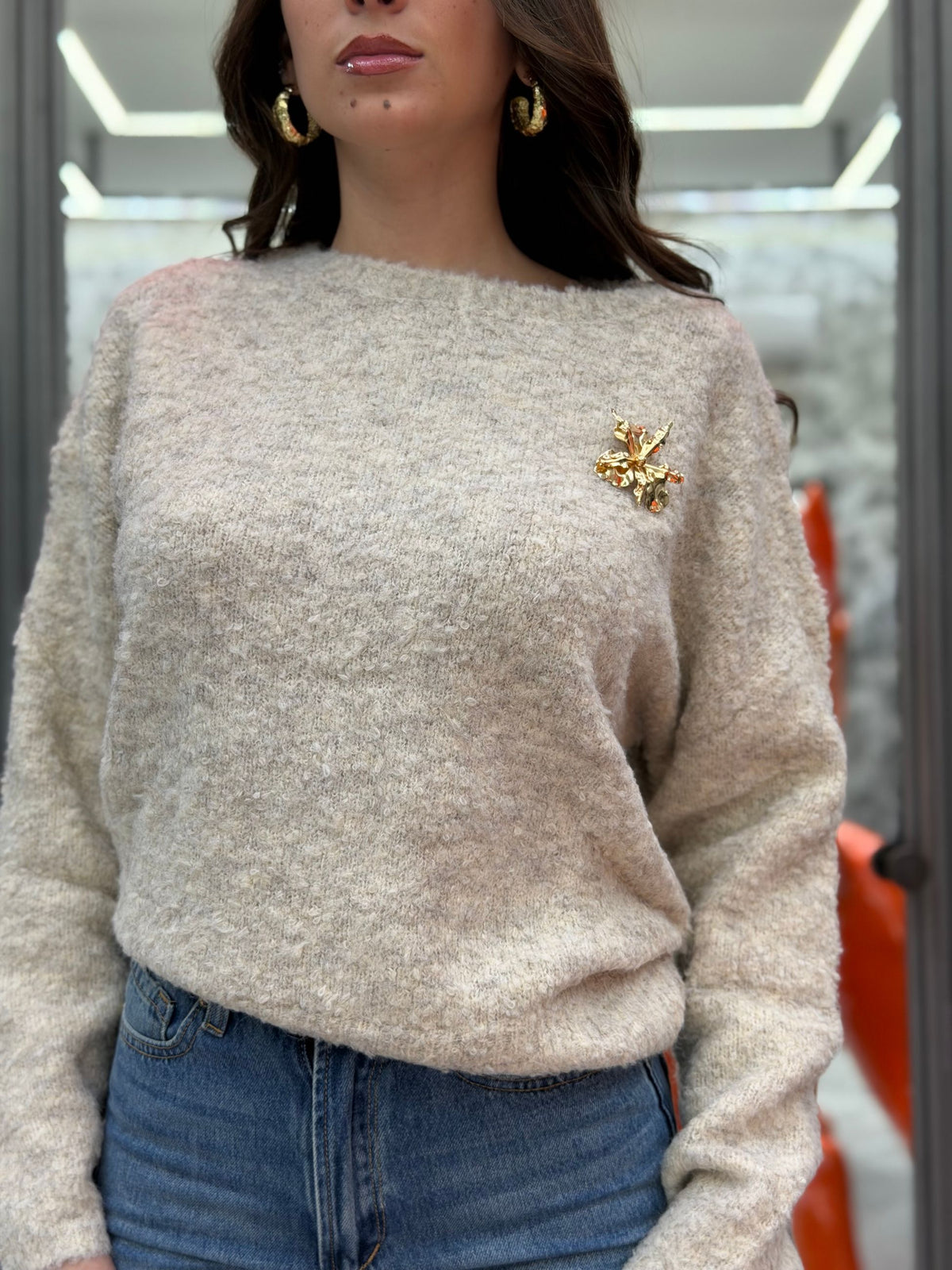 MAGLIA SCOLLO BARCA IN MISTO LANA MOHAIR CON SPILLA APPLICATA - RELAXED FIT GLD3032H.BEI