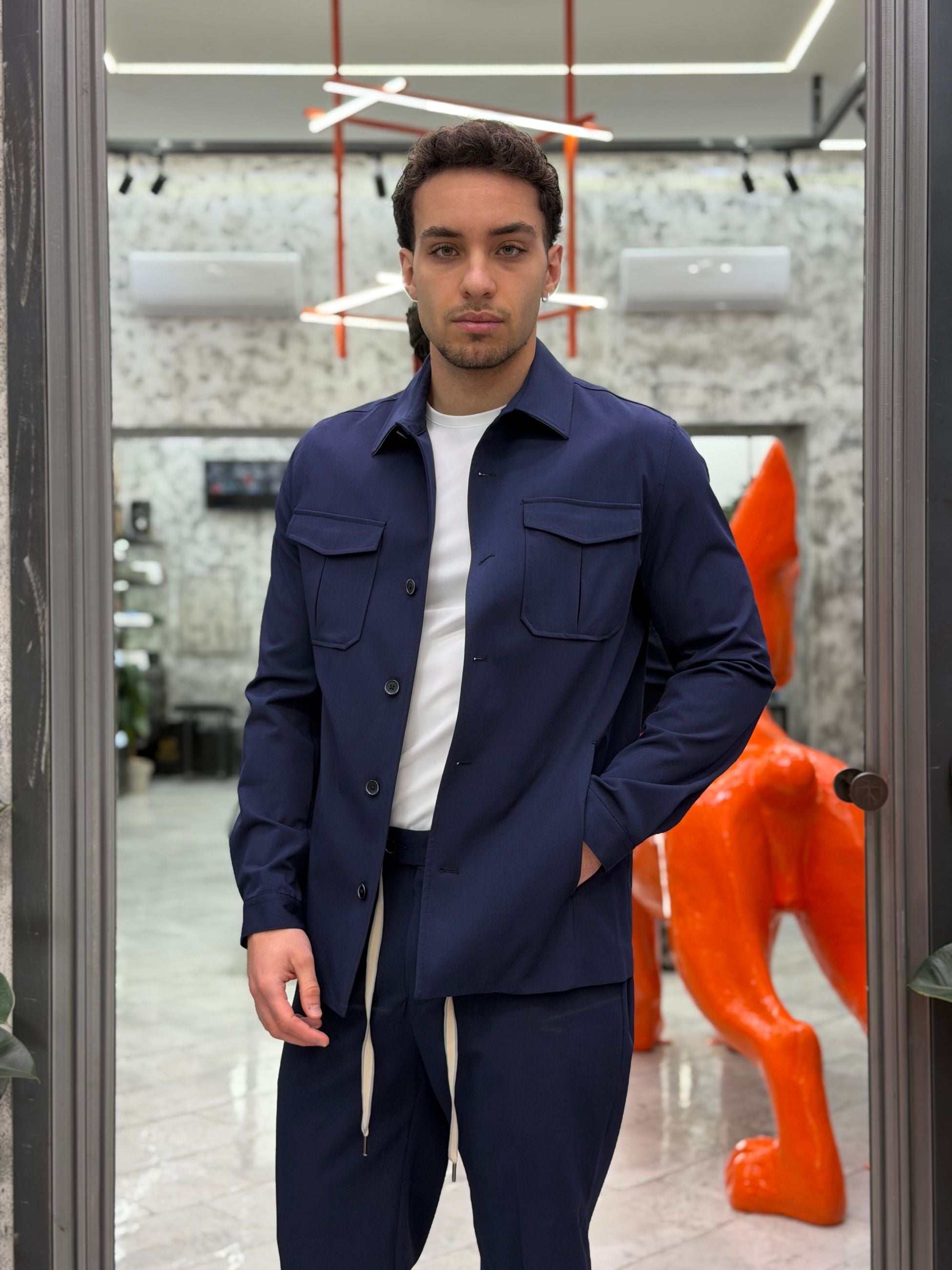 GIACCA CAMICIA DA COMPLETO IN TESSUTO ELEGANTE CON TASCHE A FILO E TASCHE APPLICATE - REGULAR FIT GBE1110SS.BLU