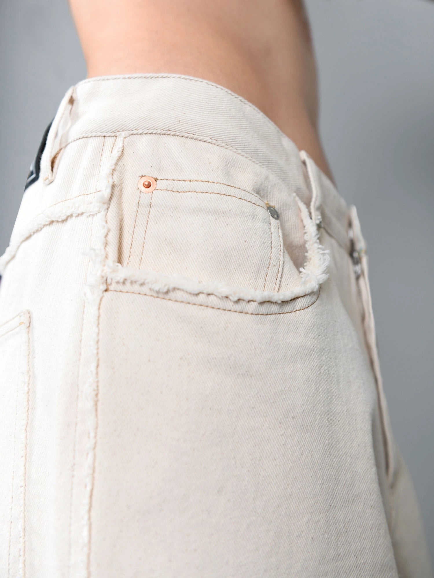 JEANS MODELLO OLIMPICO 5 TASCHE CON ORLI SFRANGIATI TAGLIO VIVO - STRAIGHT FIT M-261399