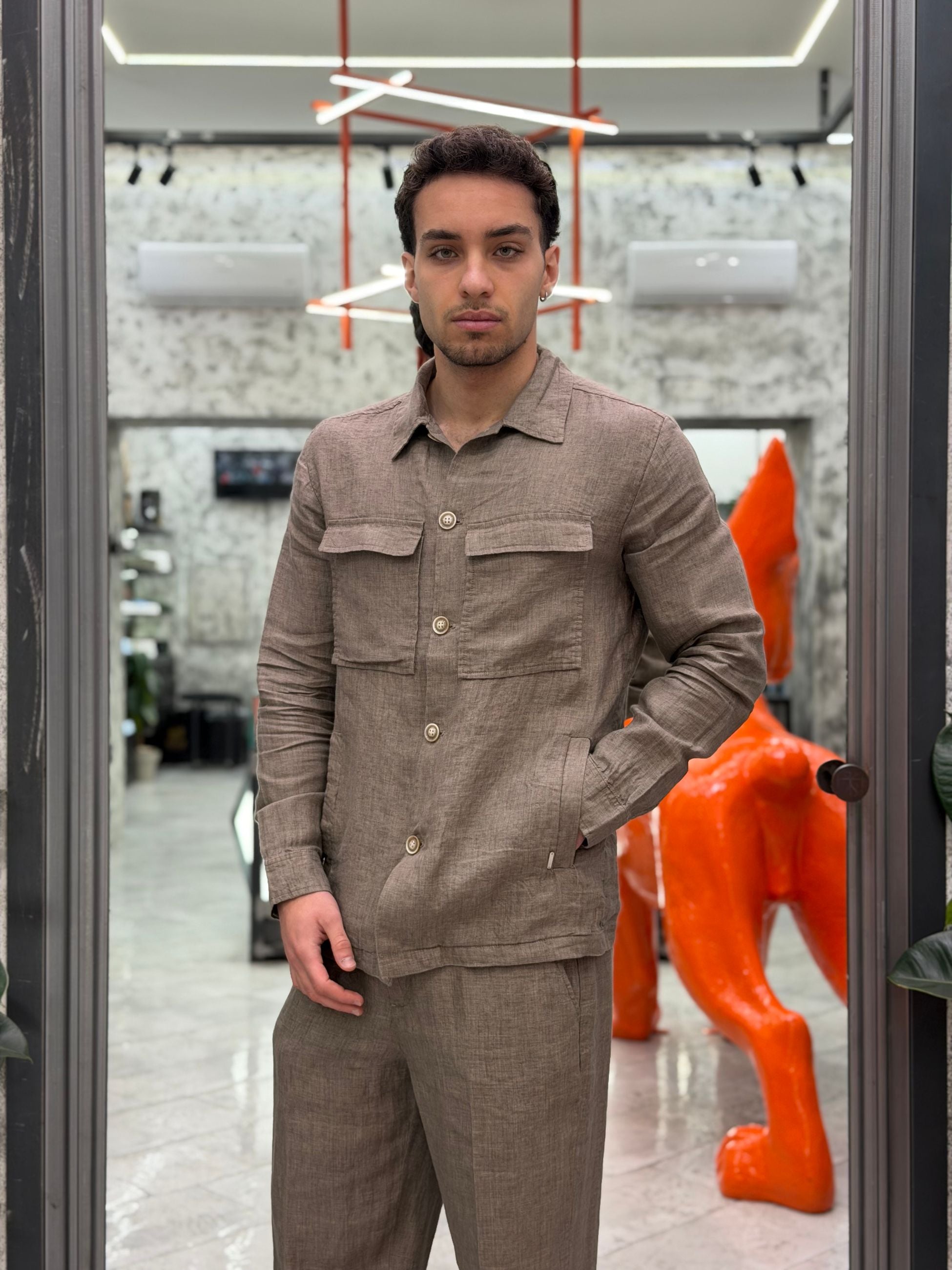 OVERSHIRT CON TASCHE A TOPPA E FILO DA COMPLETO IN 100% LINO - REGULAR FIT GL5210BD.MUD