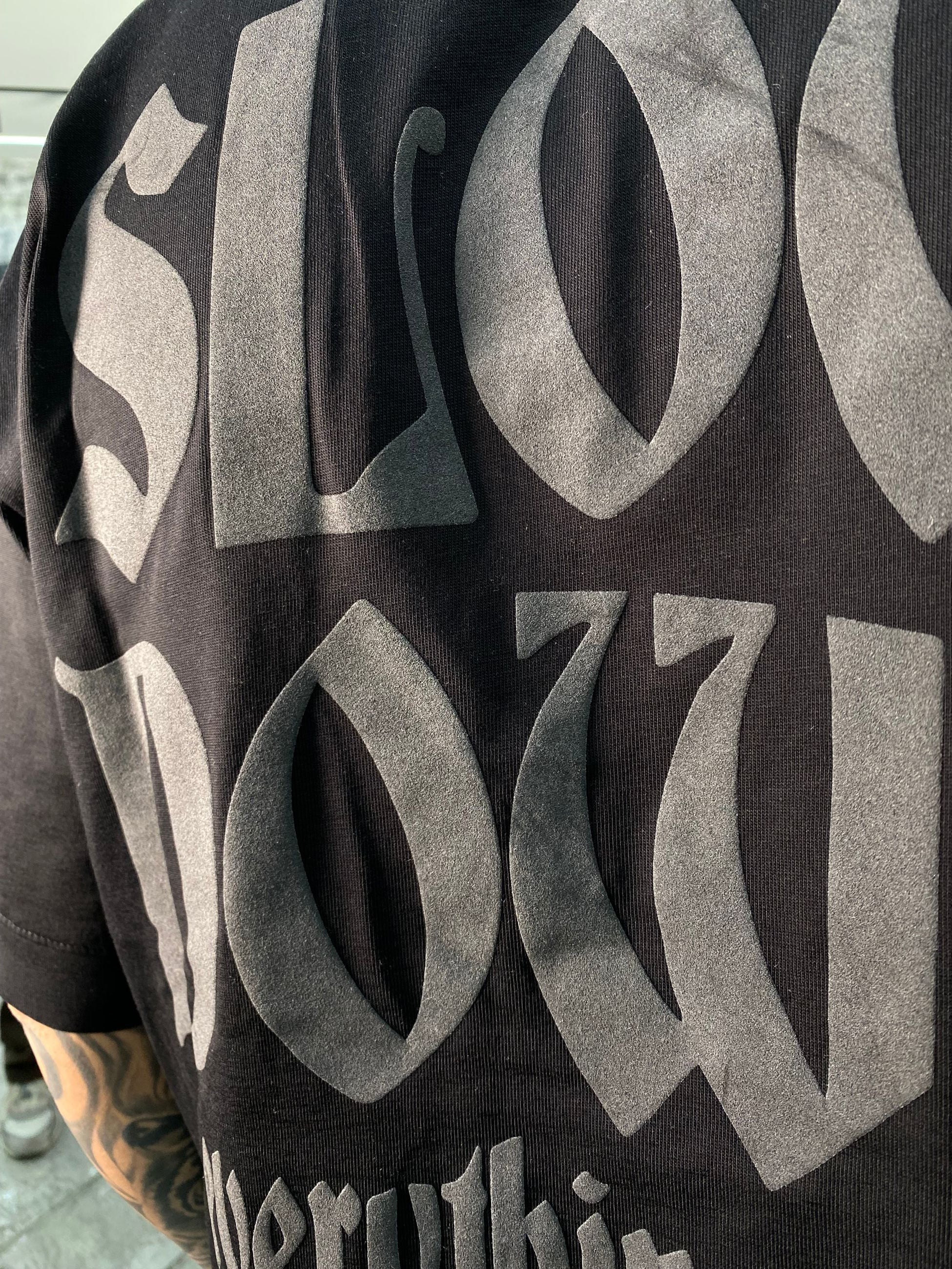 T-SHIRT CON STAMPA A RILIEVO SUL RETRO - CROPPED FIT R-12.NER