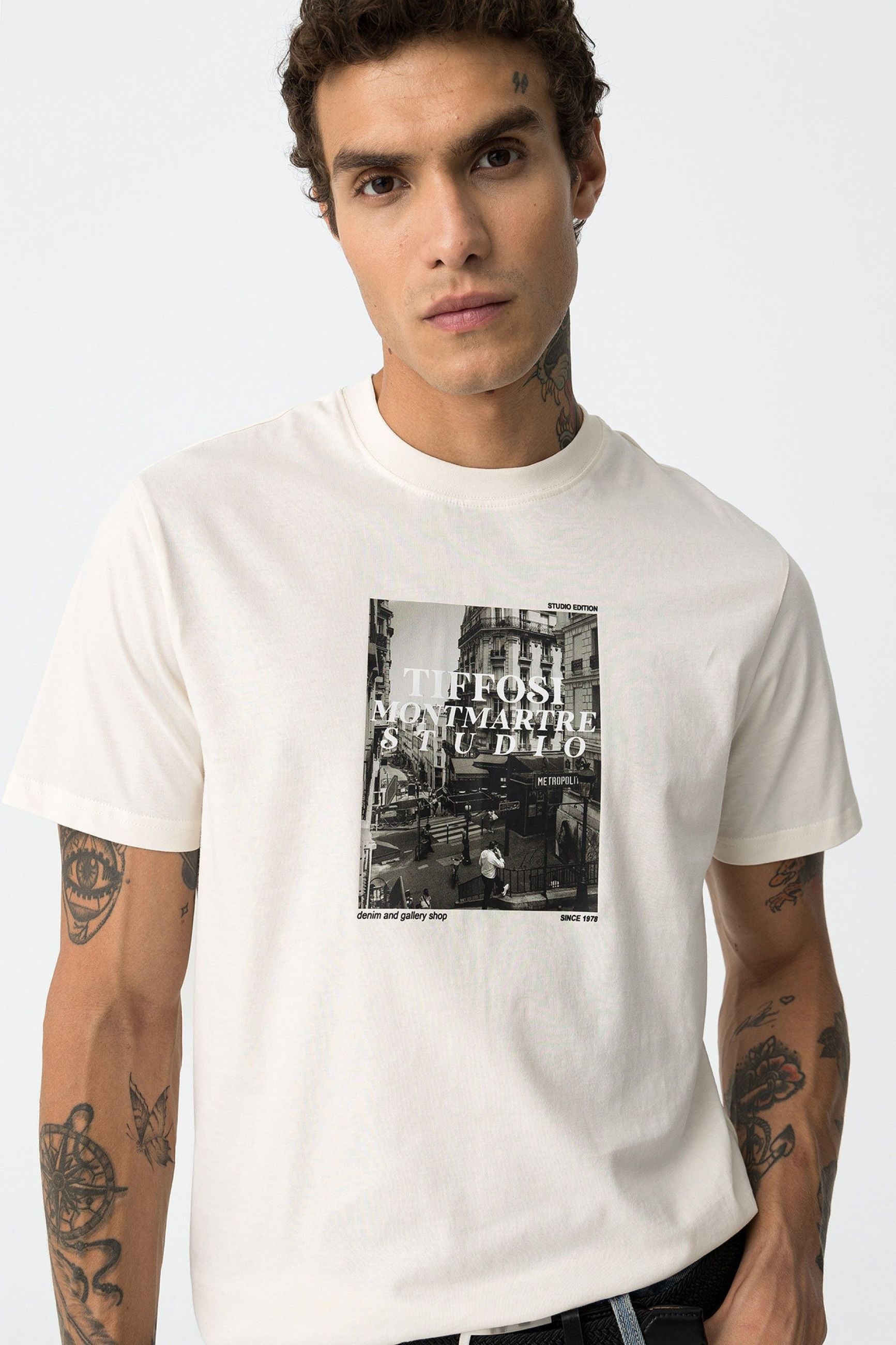T-SHIRT ADLER CON STAMPA FRONTALE - RELAXED FIT 10061476.BIA