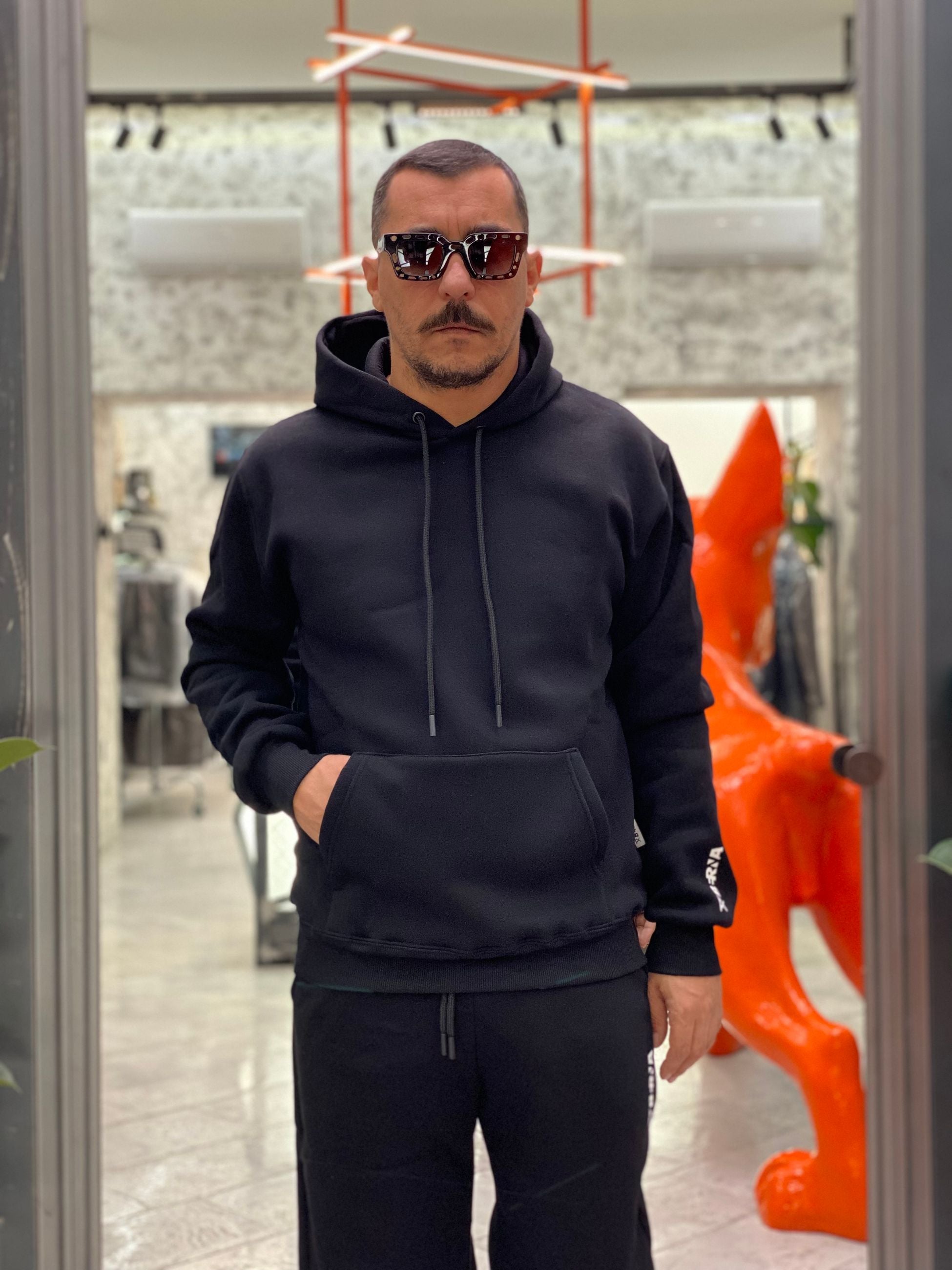 FELPA CAPPUCCIO IN POLICOT CON TASCA MARSUPIO E LOGO SUL BRACCIO SINISTRO - REGULAR FIT M2520191.NER