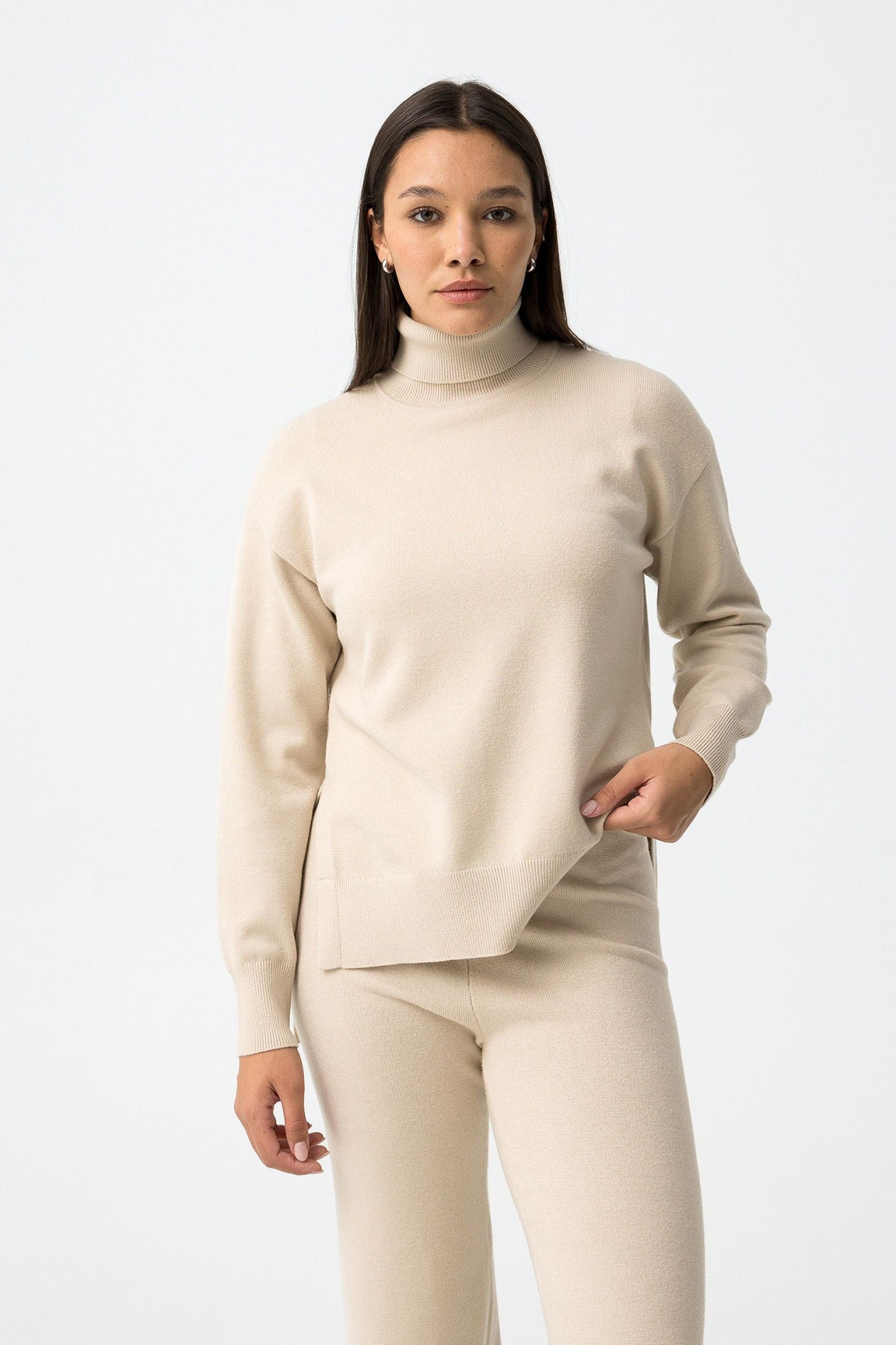 MAGLIA DA COMPLETO MAB_1C ASIMMETRICA CON COLLO ALTO - COMFORT FIT 10061664.BEI