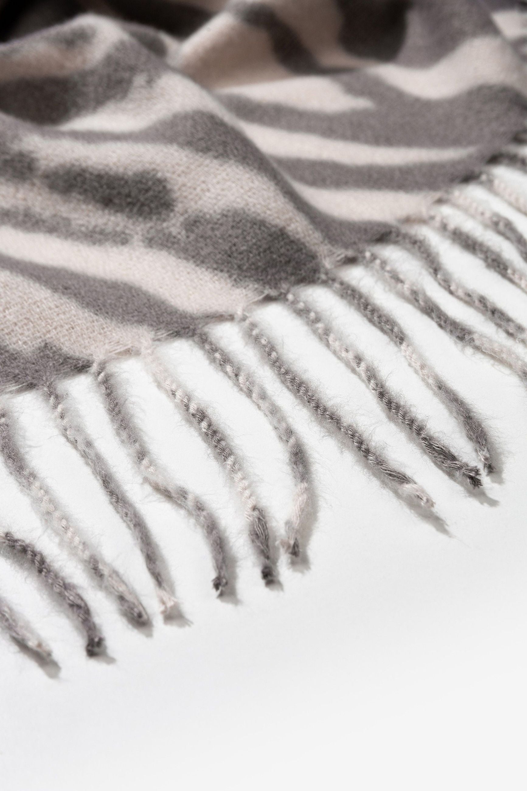 SCIARPA BASQUIAT SPAZZOLATA IN FANTASIA ZEBRATA CON FRANGE 10062601