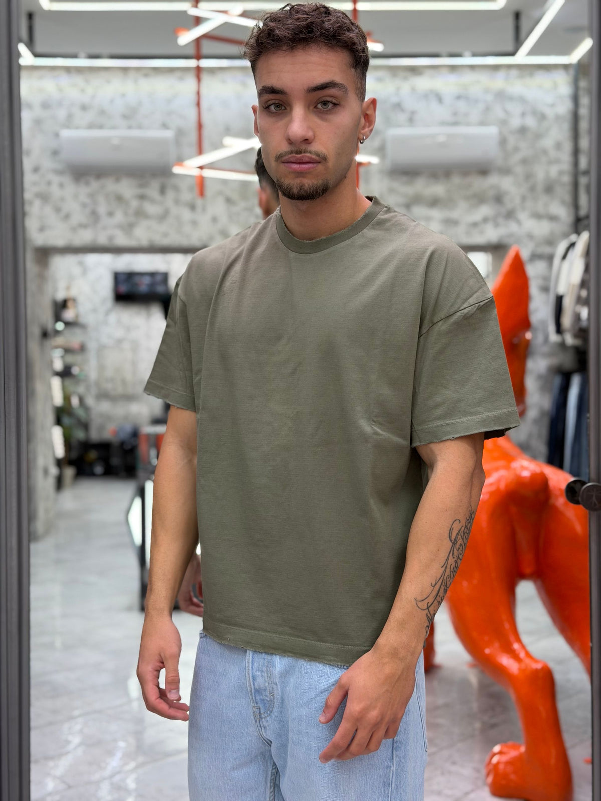 T-SHIRT IN JERSEY AMERICANO 30/2 TINTO IN CAPO CON COLLO E MANICHE EFFETTO DESTROYED - OVER CROP FIT BOXYMOL.OLI