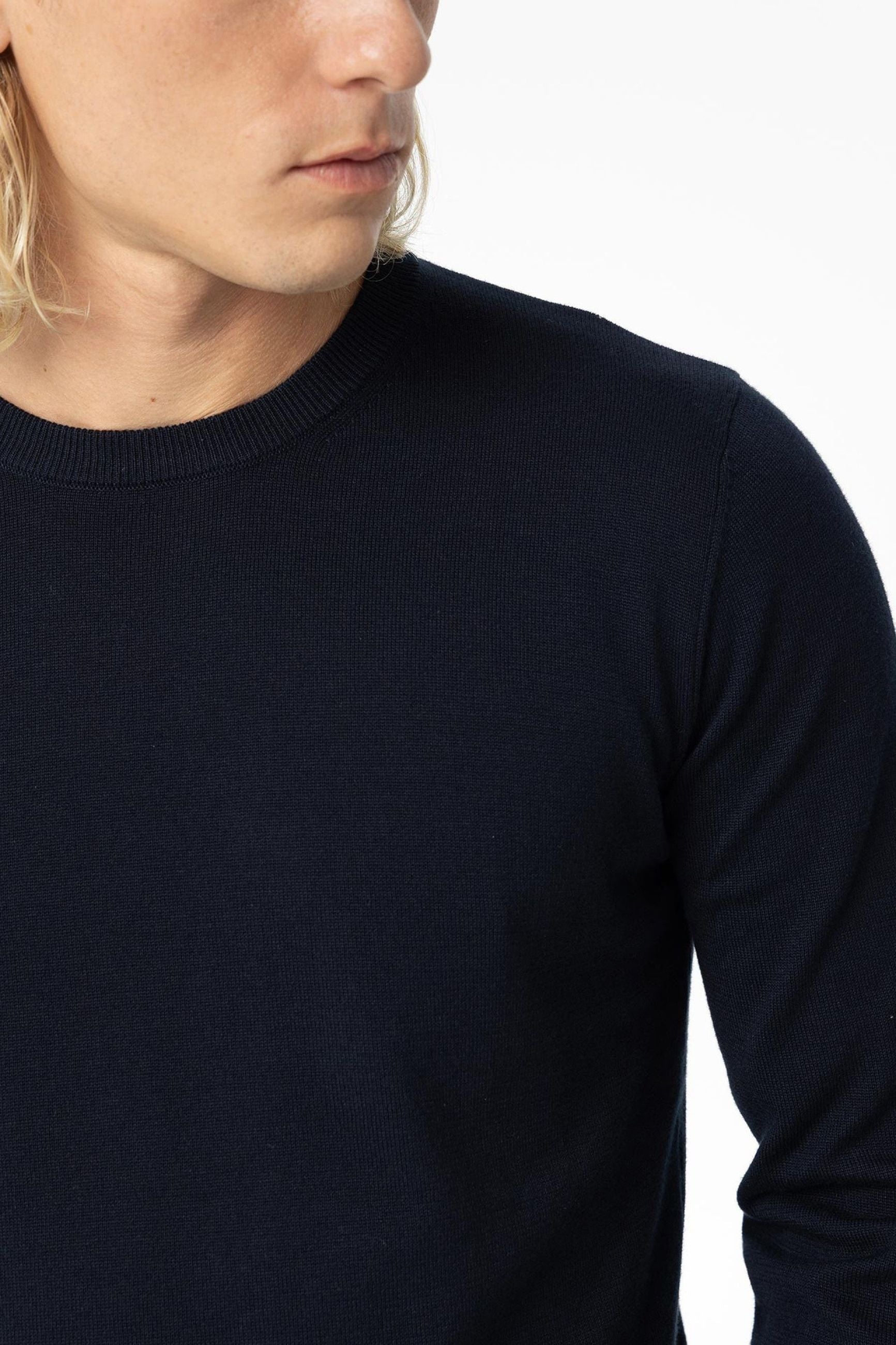 MAGLIA GIROCOLLO BOSS IN 100% COTONE - REGULAR FIT 10041585.BLU