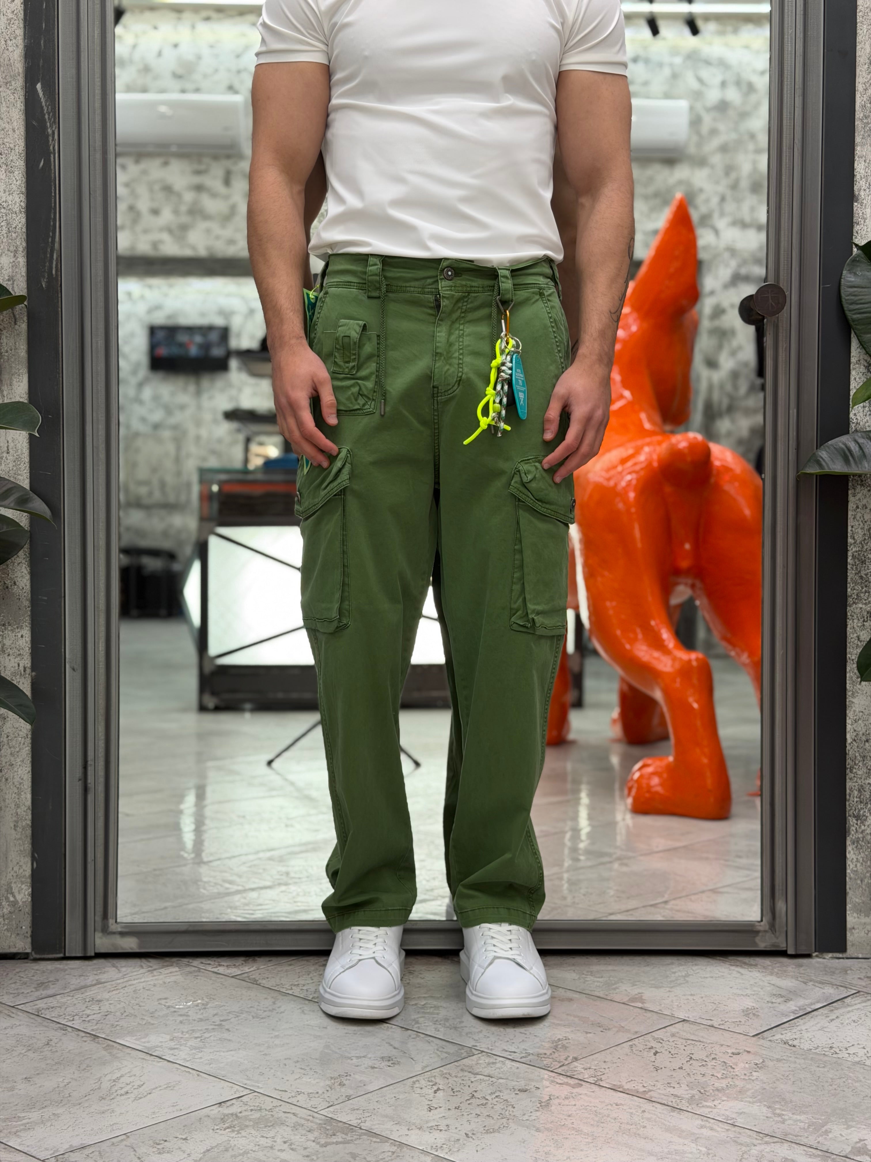 PANTALONE CARGO IN COTONE ELASTICIZZATO CON MAXI PASSANTI E PENDAGLIO DECORATIVO SUL FRONTE - COMFORT FIT M-261294