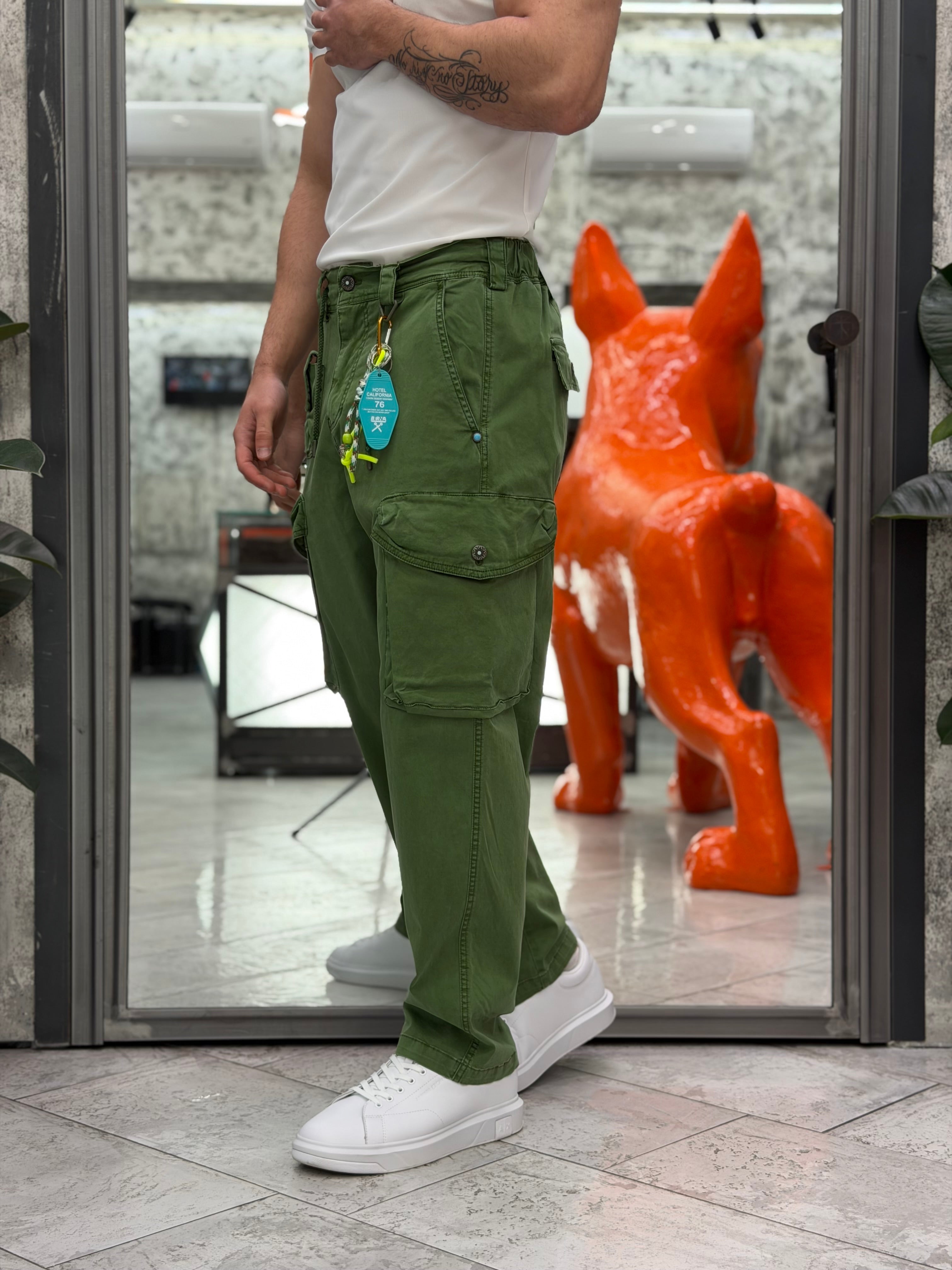 PANTALONE CARGO IN COTONE ELASTICIZZATO CON MAXI PASSANTI E PENDAGLIO DECORATIVO SUL FRONTE - COMFORT FIT M-261294