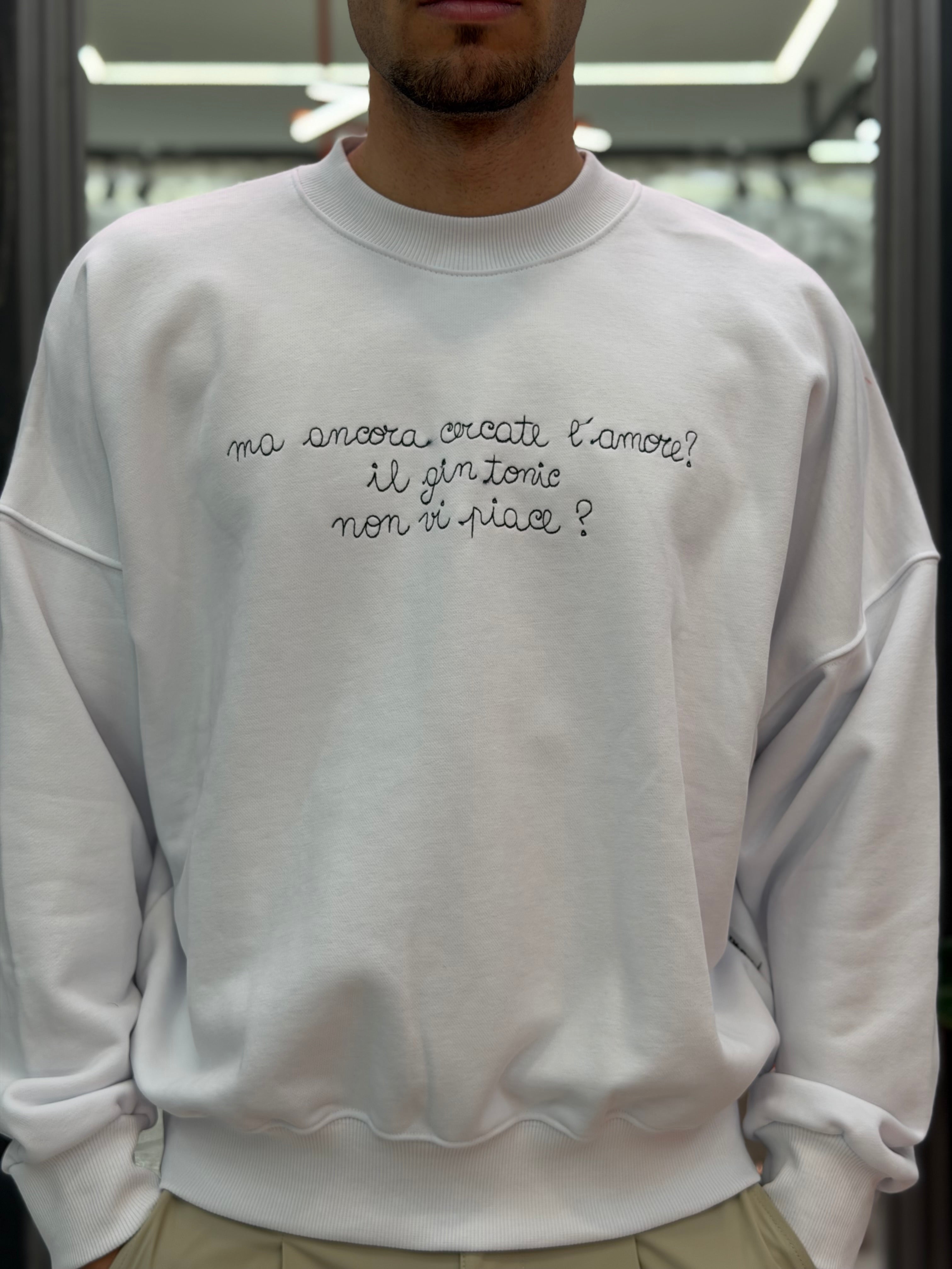 FELPA GIROCOLLO IN LEGGERO COTONE CON RICAMO "MA ANCORA CERCATE L'AMORE?" - VINTAGE FIT M-261080