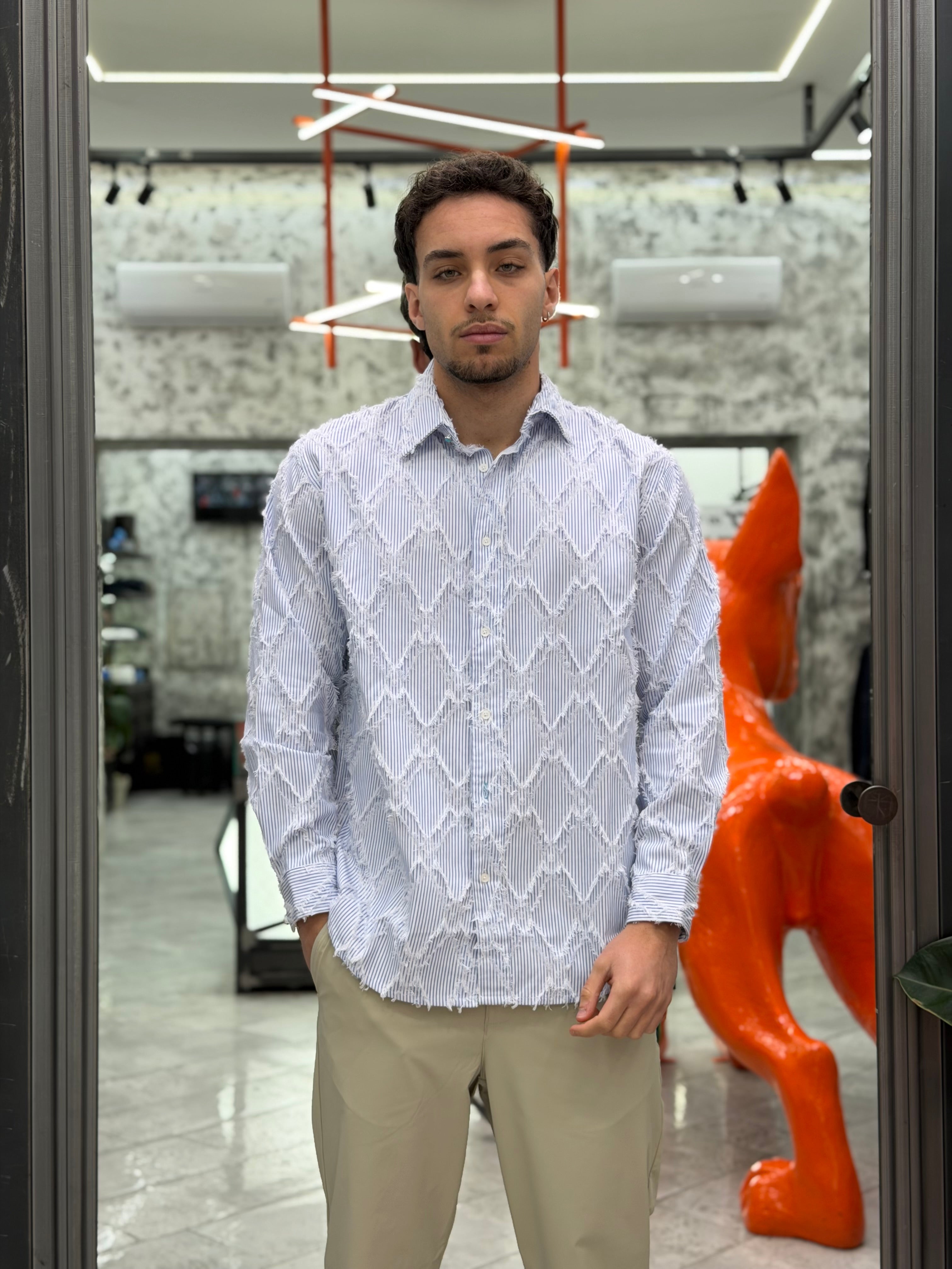 CAMICIA A RIGHE CON CUCITURE ROMBI SFRANGIATI IN RILIEVO - RELAXED FIT M-261234