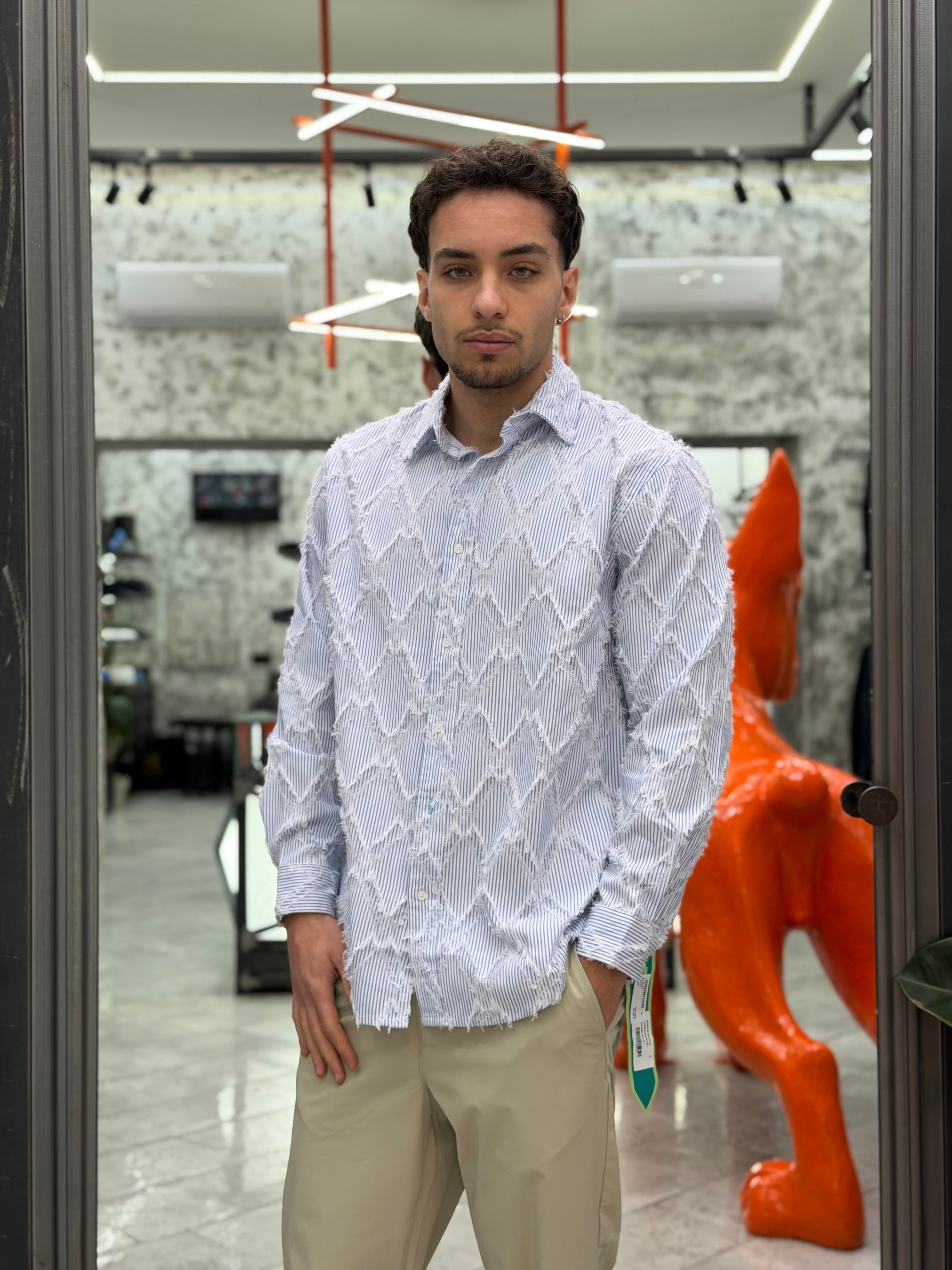 CAMICIA A RIGHE CON CUCITURE ROMBI SFRANGIATI IN RILIEVO - RELAXED FIT M-261234