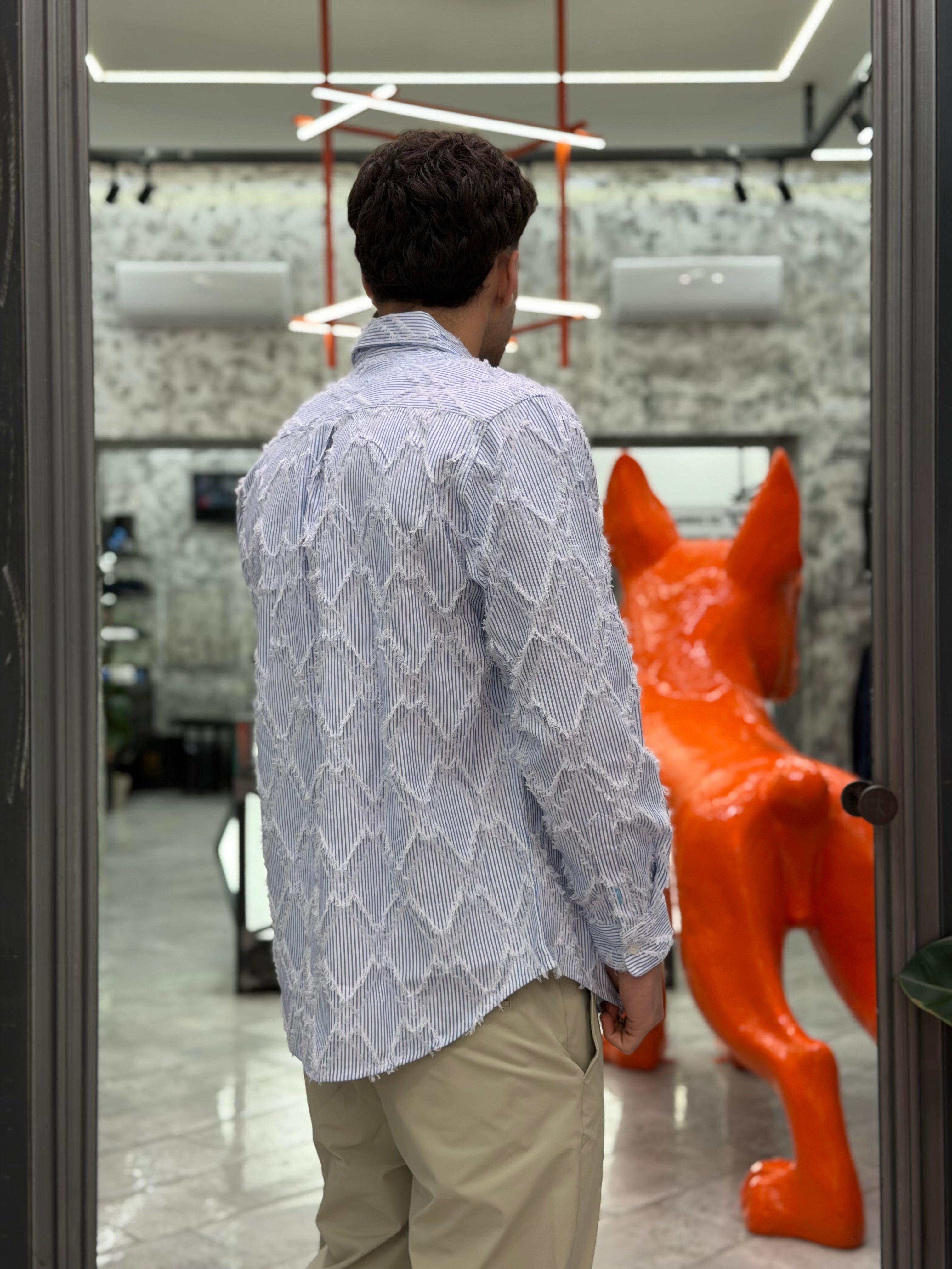 CAMICIA A RIGHE CON CUCITURE ROMBI SFRANGIATI IN RILIEVO - RELAXED FIT M-261234