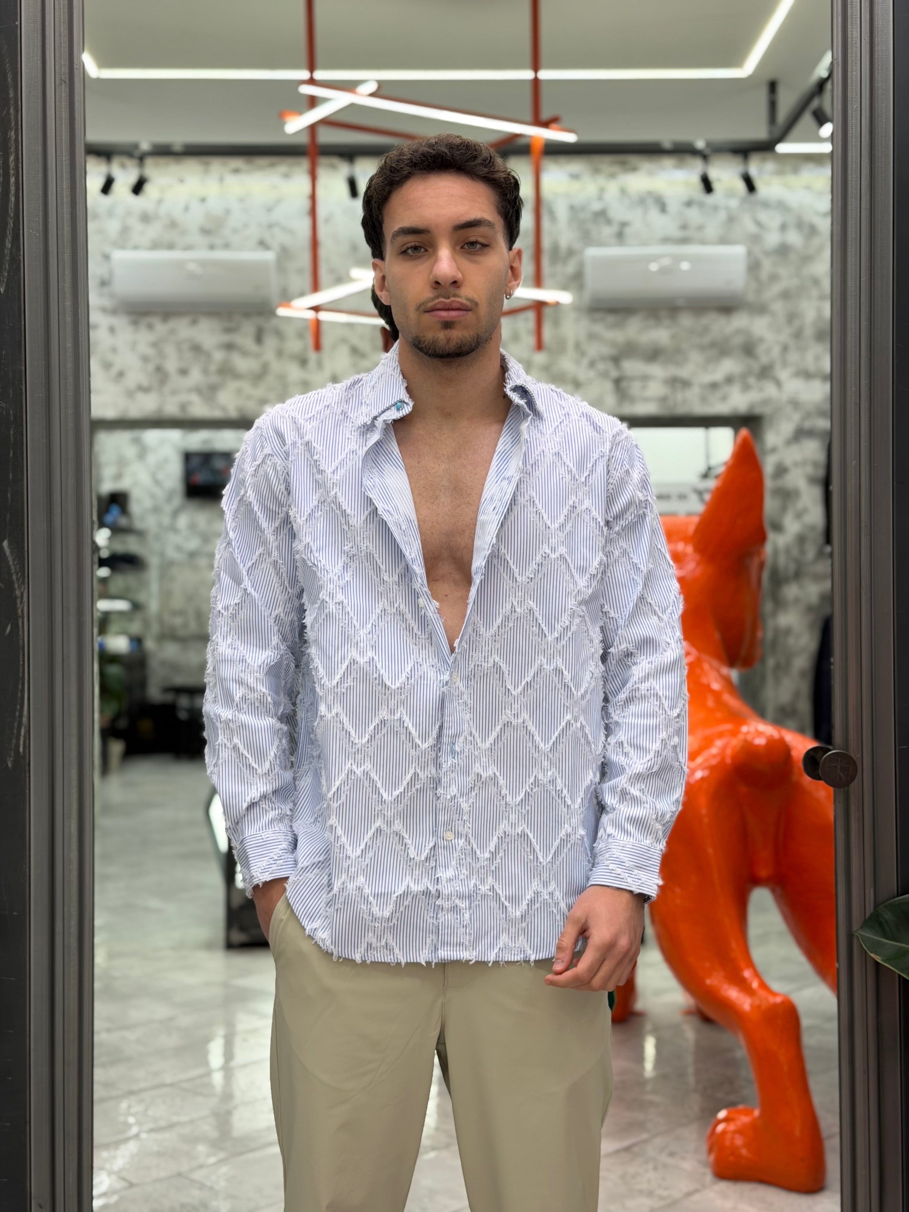 CAMICIA A RIGHE CON CUCITURE ROMBI SFRANGIATI IN RILIEVO - RELAXED FIT M-261234