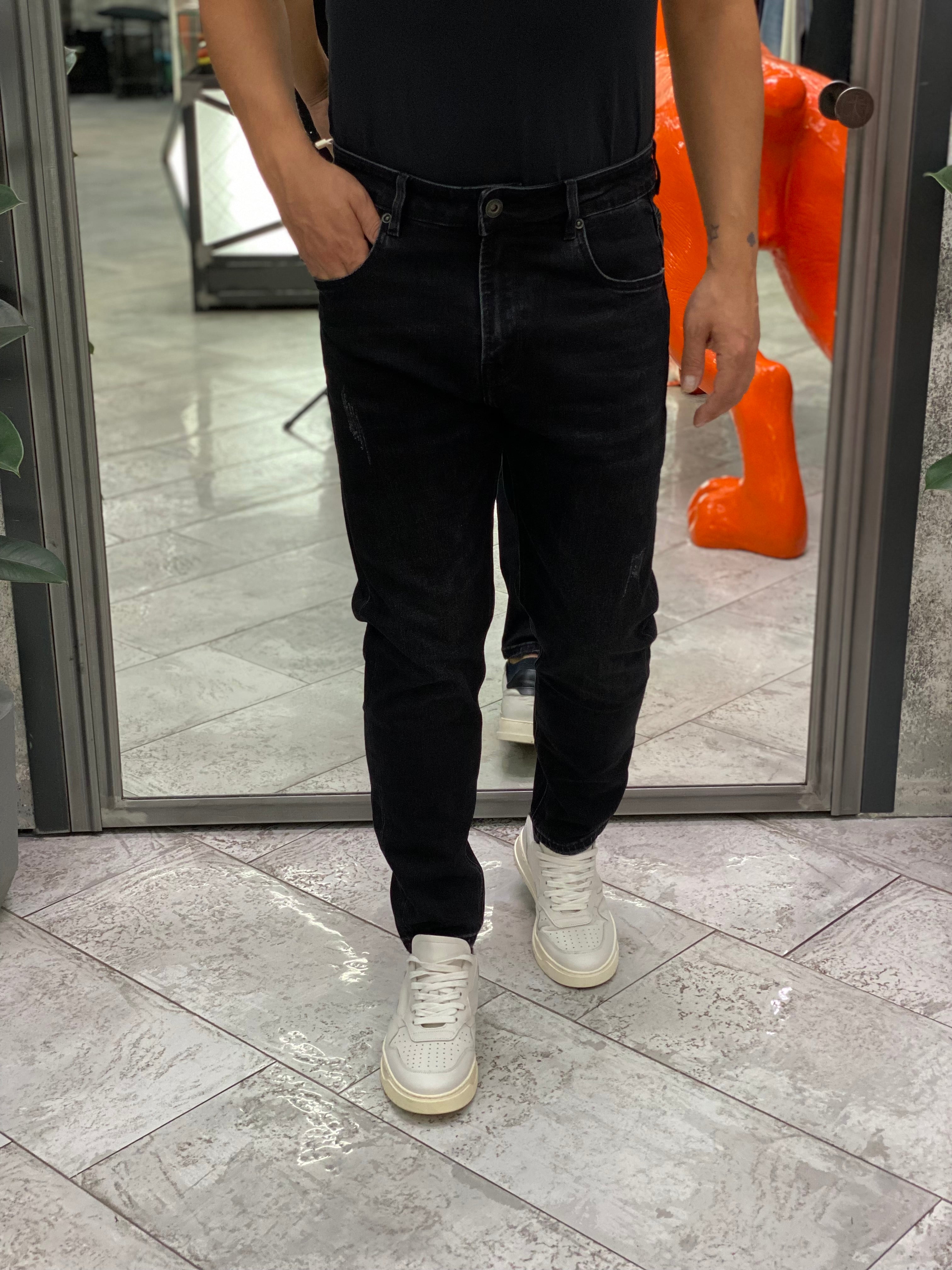 JEANS MIKE IN TELA ELASTICIZZATA BLACK WASH CON GRAFFI E CHIUSURA A ZIP - CARROT/CROPPED FIT GL6382Q