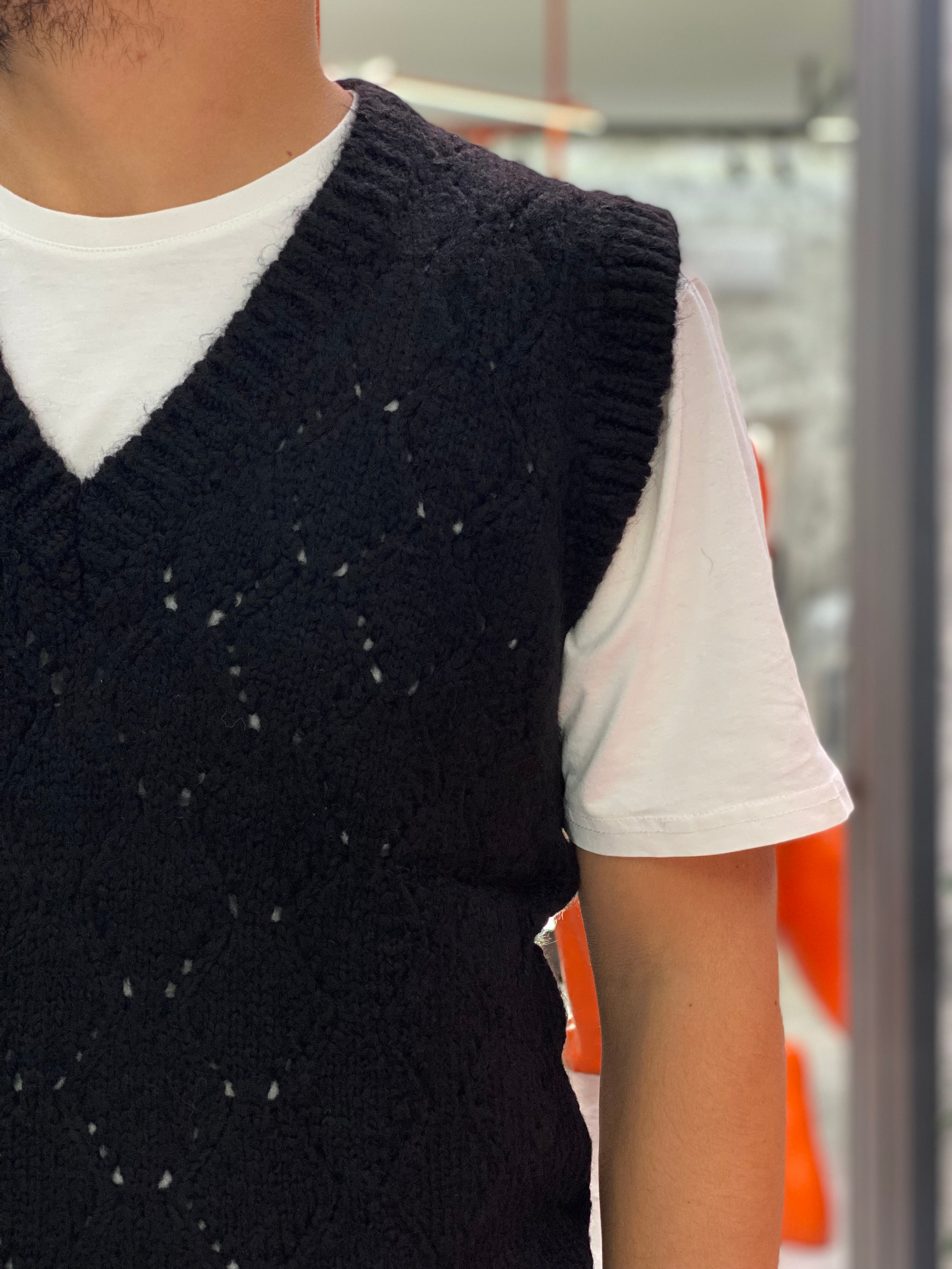 GILET IN MISTO LANA CON TRAMA ROMBI E SCOLLO A PUNTA DI DIAMANTE - REGULAR FIT BW1007.NER