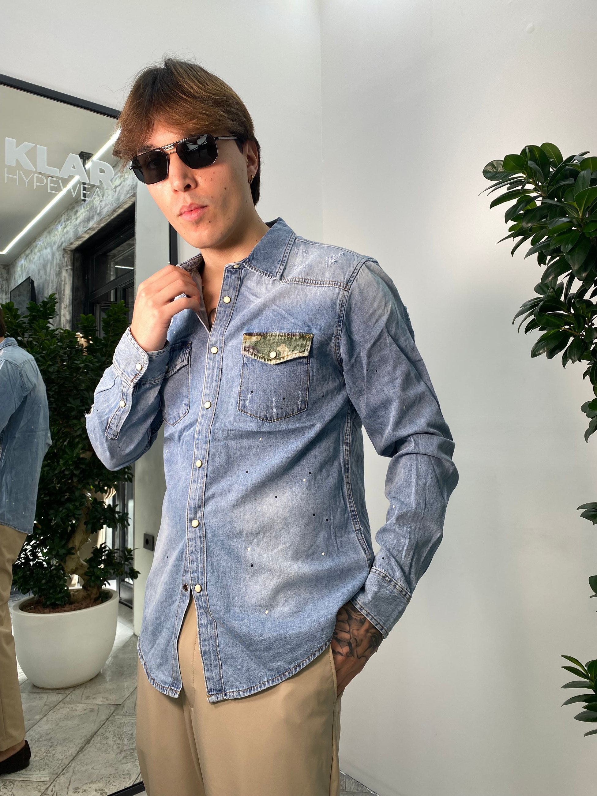 CAMICIA IN JEANS CON ABRASIONI E TASCHE A TOPPA CON TEMA MILITARE - REGULAR FIT GL6355Q