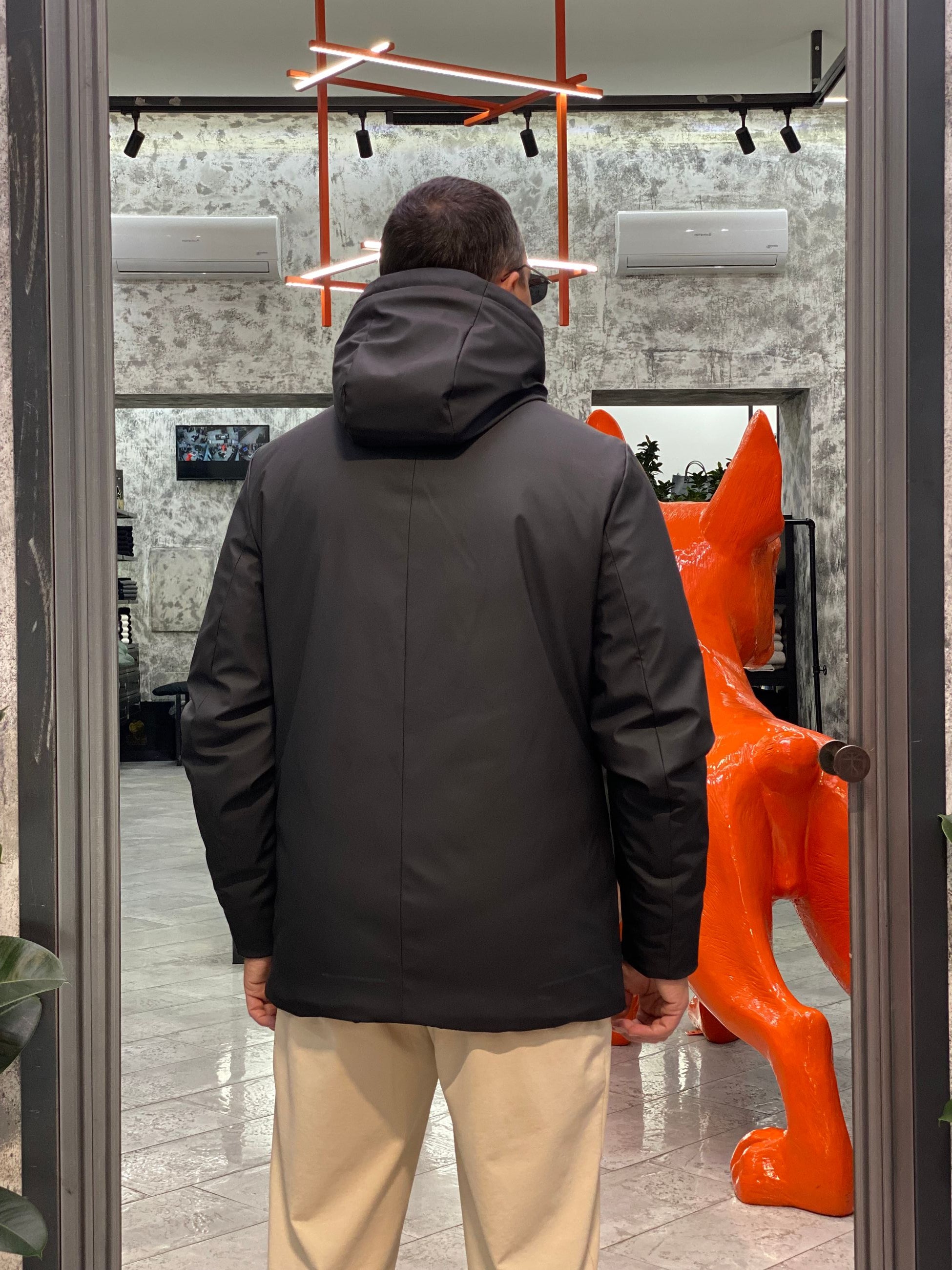 PARKA GOMMATO CON CAPPUCCIO E CHIUSURA ZIP/BOTTONI AUTOMATICI. STRETCH AND TECHNICAL - REGULAR FIT MK9940025.NER