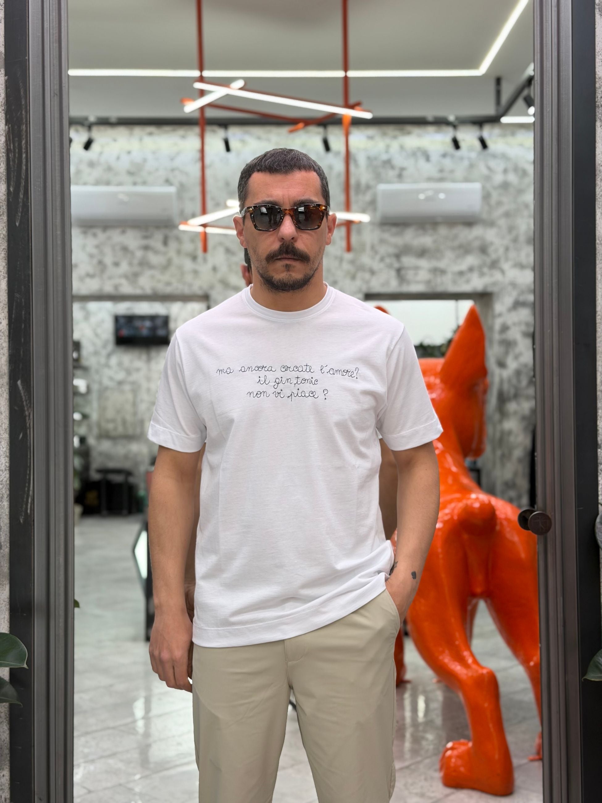 T-SHIRT IN PURO COTONE CON RICAMO "MA ANCORA CERCATE L'AMORE?" - REGULAR FIT M-261081