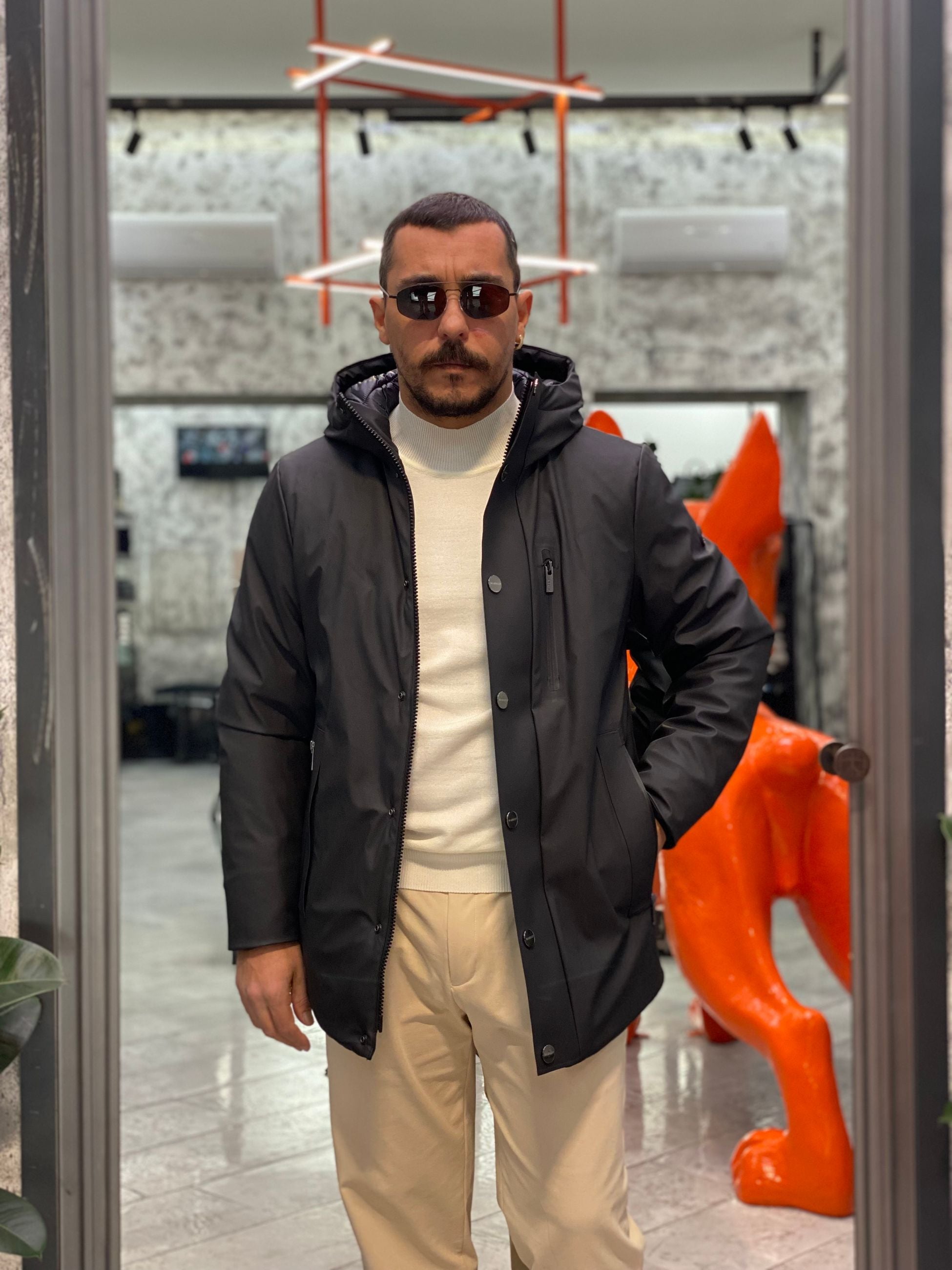 PARKA GOMMATO CON CAPPUCCIO E CHIUSURA ZIP/BOTTONI AUTOMATICI. STRETCH AND TECHNICAL - REGULAR FIT MK9940025.NER