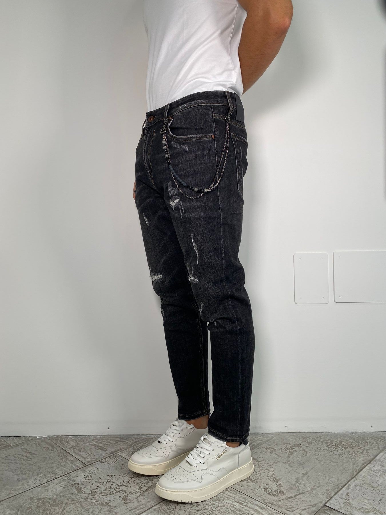 JEANS MIKE CON ABRASIONI E ACCESSORIO CATENA REMOVIBILE - CARROT FIT