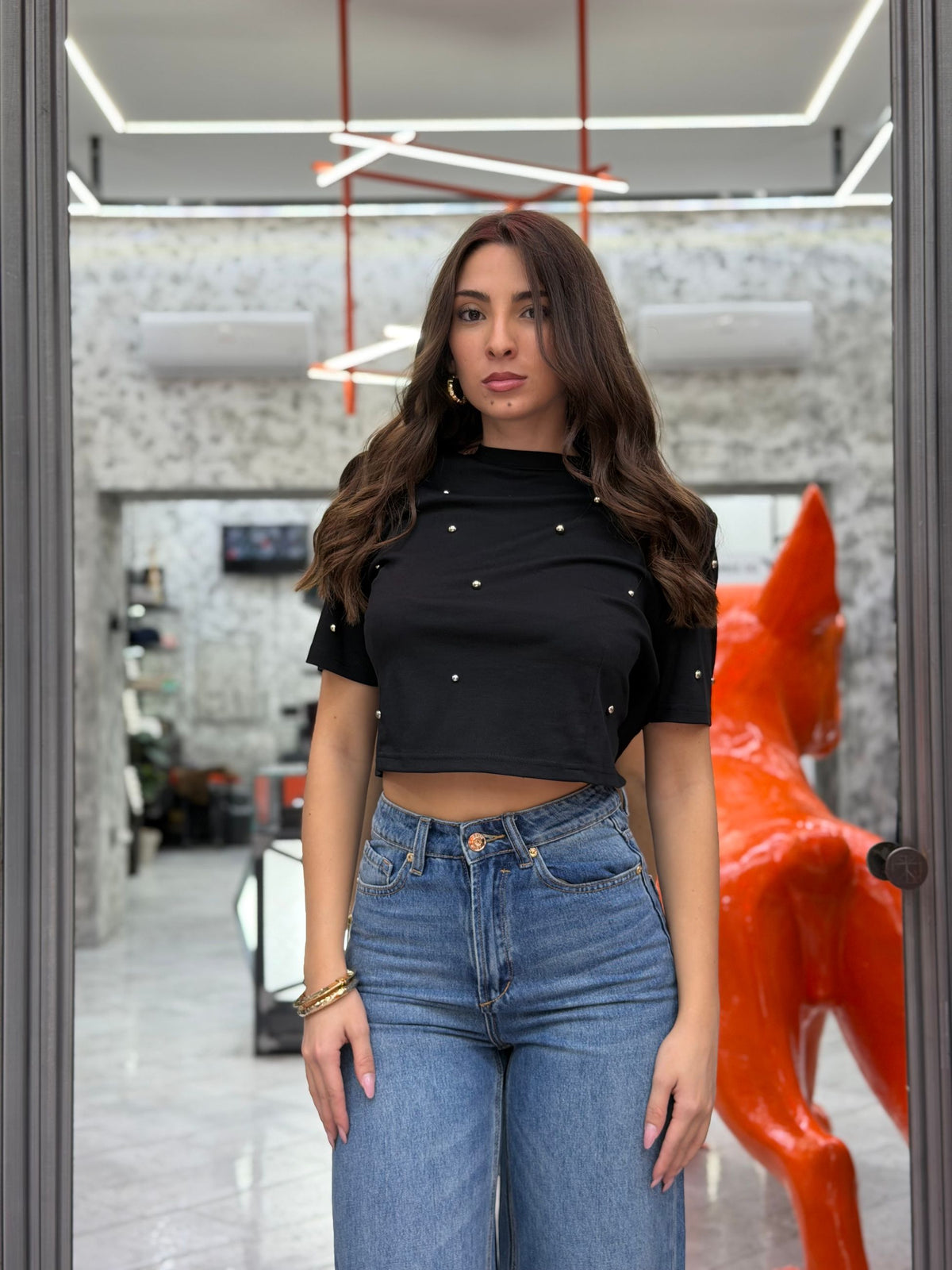 T-SHIRT CROPPED CON SPALLINE E APPLICAZIONE BORCHIE - LACCI SUL RETRO GLD009QJ.NER
