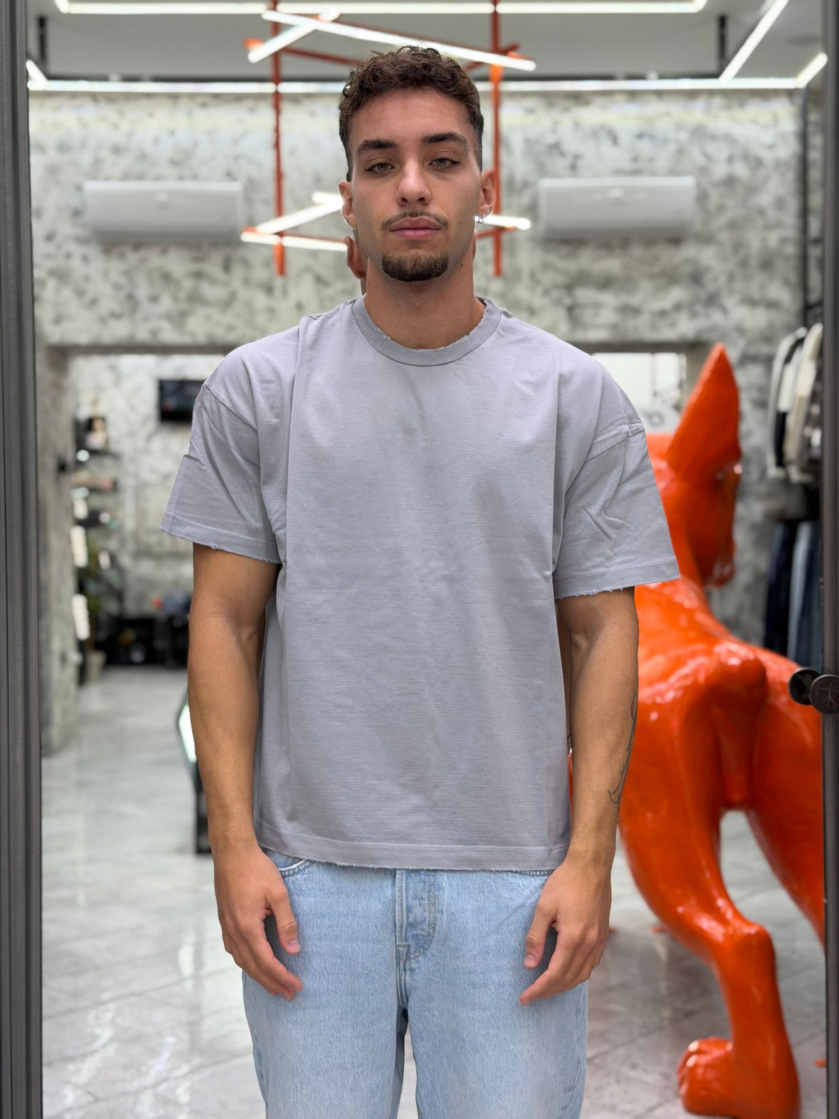 T-SHIRT IN JERSEY AMERICANO 30/2 TINTO IN CAPO CON COLLO E MANICHE EFFETTO DESTROYED - OVER CROP FIT BOXYMOL.GRI