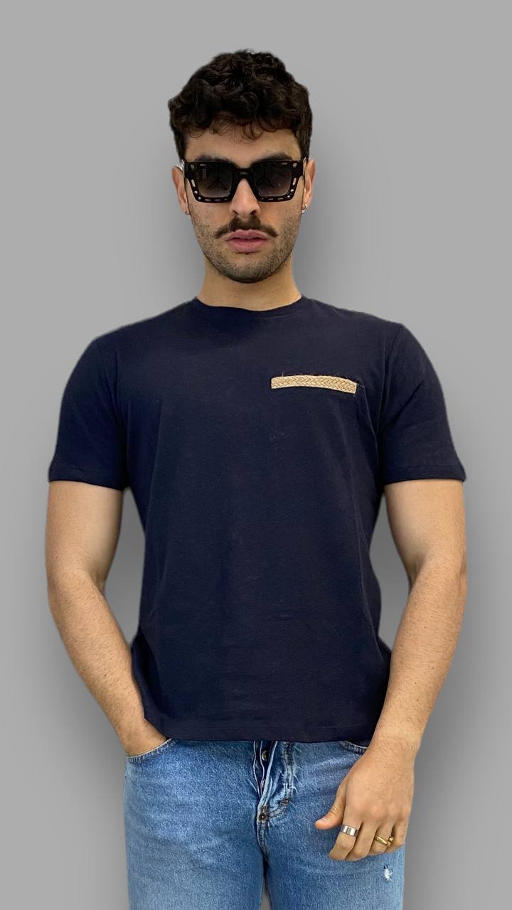 T-SHIRT IN 100% LINO CON FINTO TASCHINO IN CORDA - REGULAR FIT