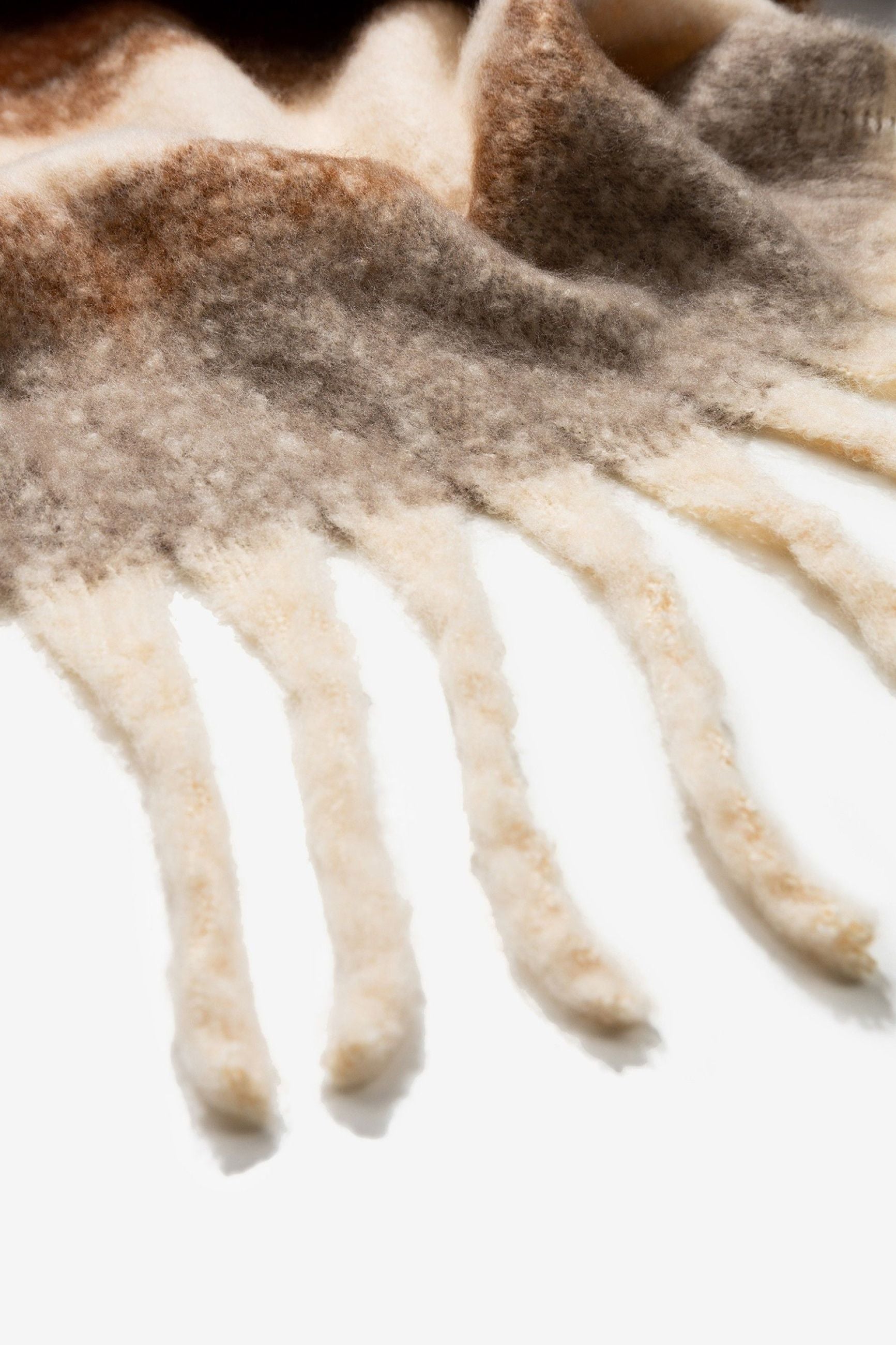 MORBIDA SCIARPA DARCIE A RIGHE CARATTERIZZATA DA LUNGHE FRANGE ALLE ESTREMITA' 10066446