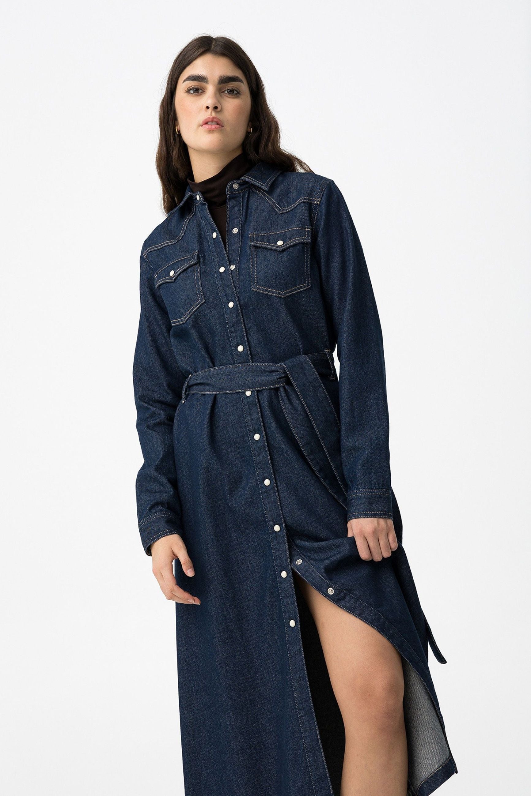 ABITO LUNGO OPHELIA_1 IN DENIM MODELLO TEXANO CON TASCHINI BOTTONI AUTOMATICI E CINTURA IN VITA - REGULAR FIT 10062716