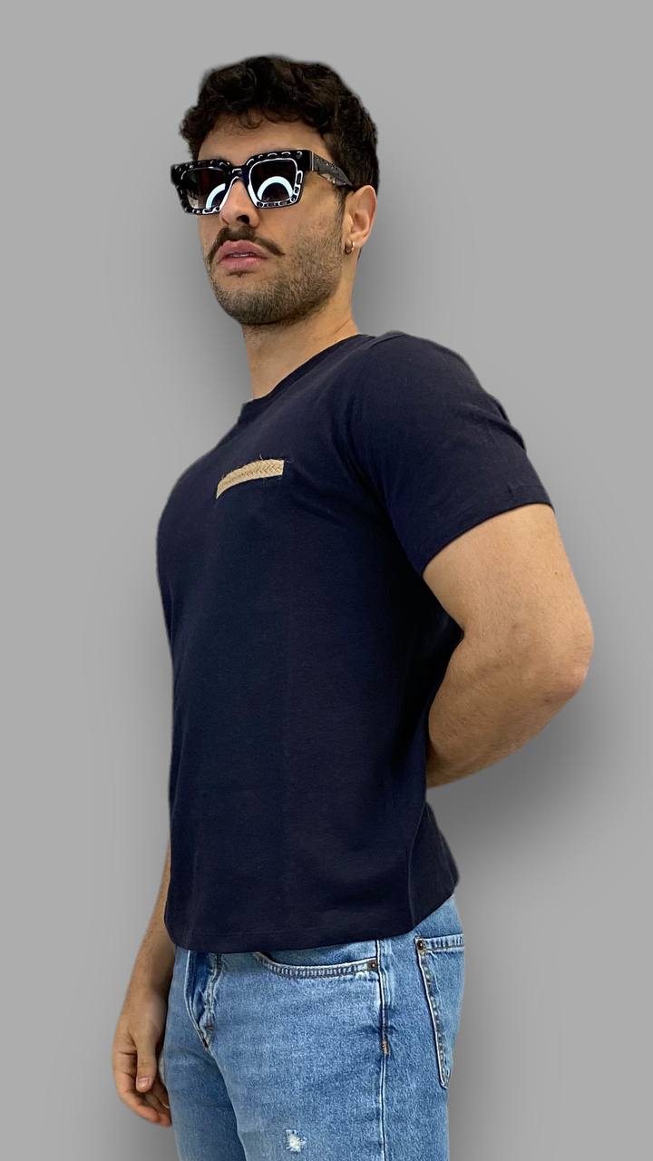 T-SHIRT IN 100% LINO CON FINTO TASCHINO IN CORDA - REGULAR FIT