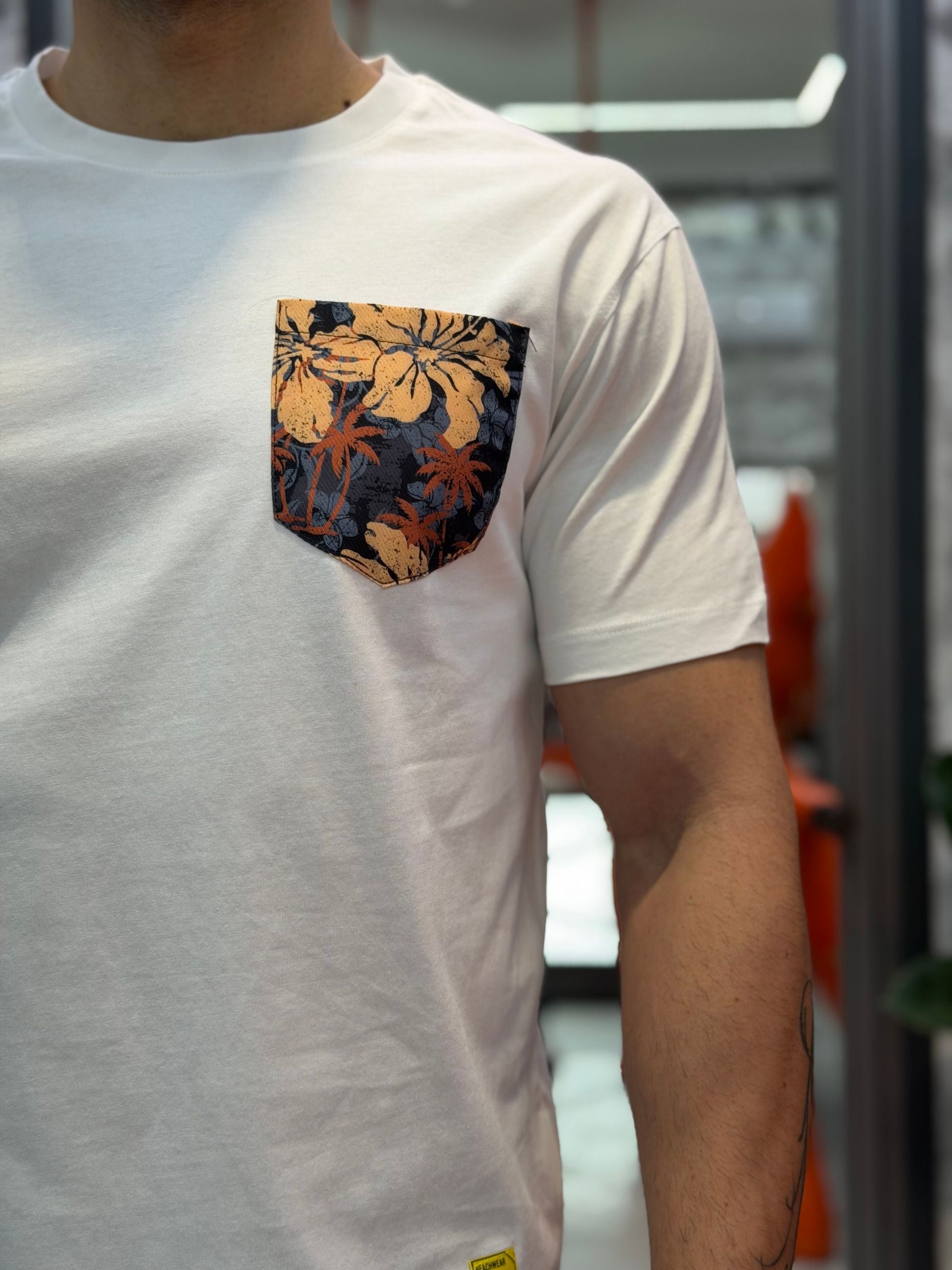 T-SHIRT IN 100% COTONE CON TASCHINO FLOREALE - REGULAR FIT GL659W