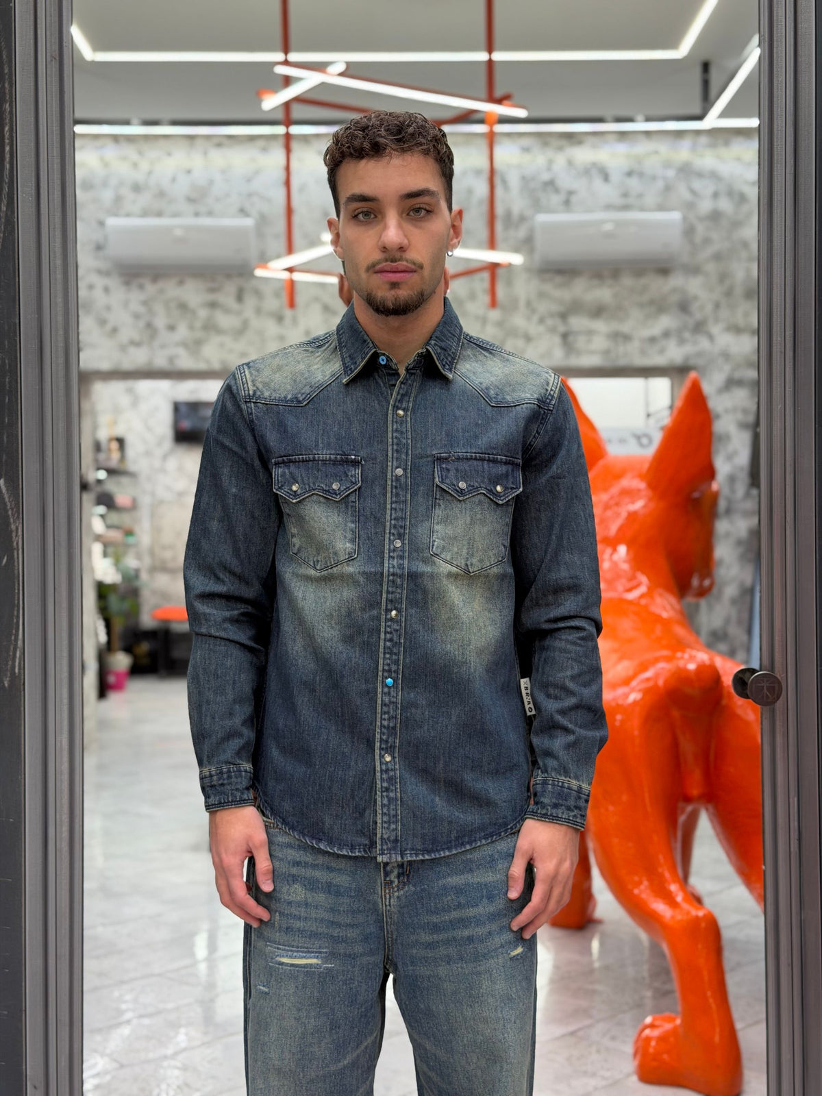 CAMICIA IN JEANS CON TASCHE A TOPPA E BOTTONI AUTOMATICI LAVAGGIO THE' SCURO - REGULAR FIT M-262342