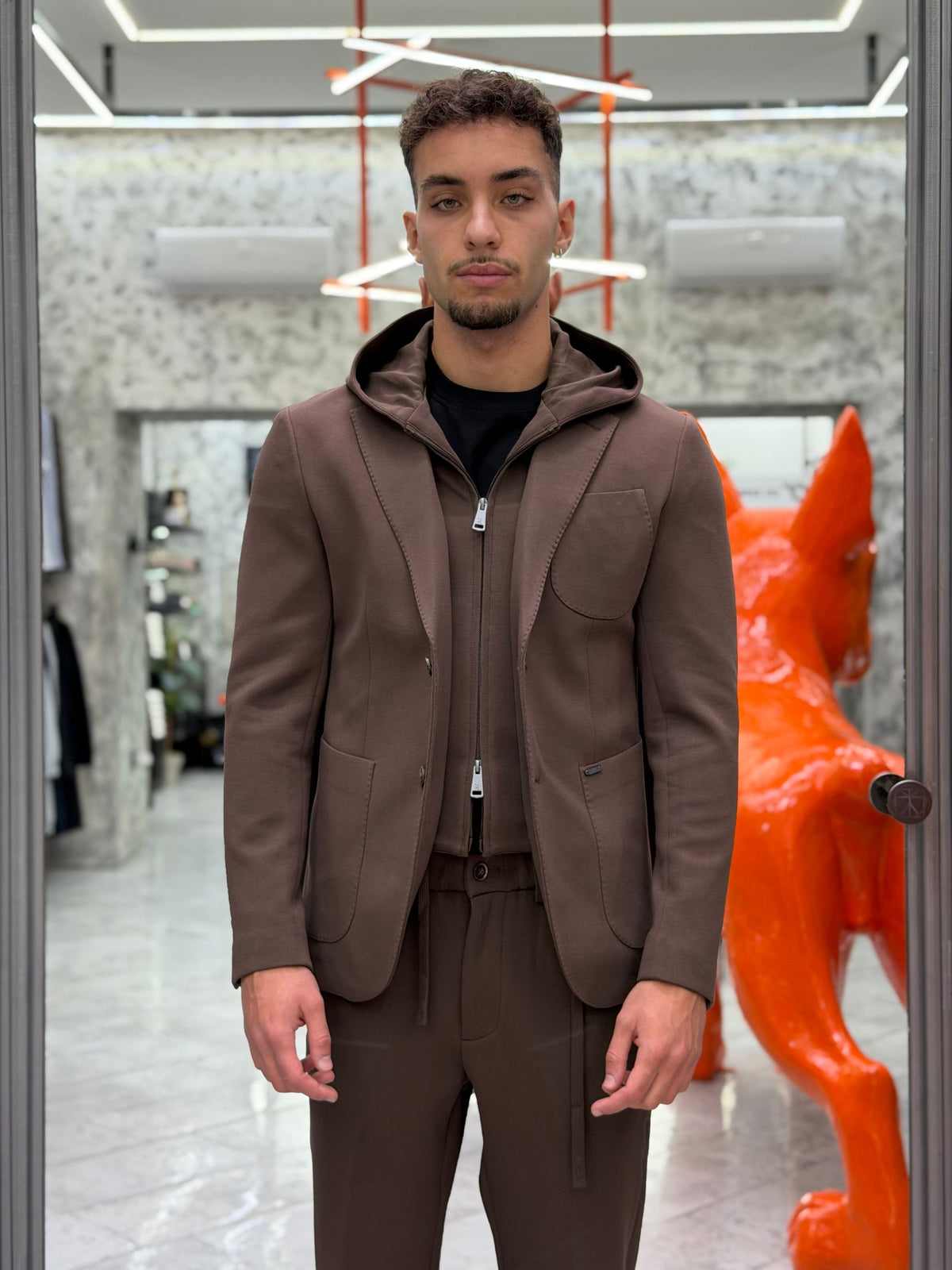 GIACCA DA COMPLETO MONOPETTO IN TESSUTO PUNTO MILANO ELASTICIZZATO CON TASCHE A TOPPA E CAPPUCCIO REMOVIBILE - REGULAR FIT GL3006TR-F26.COF