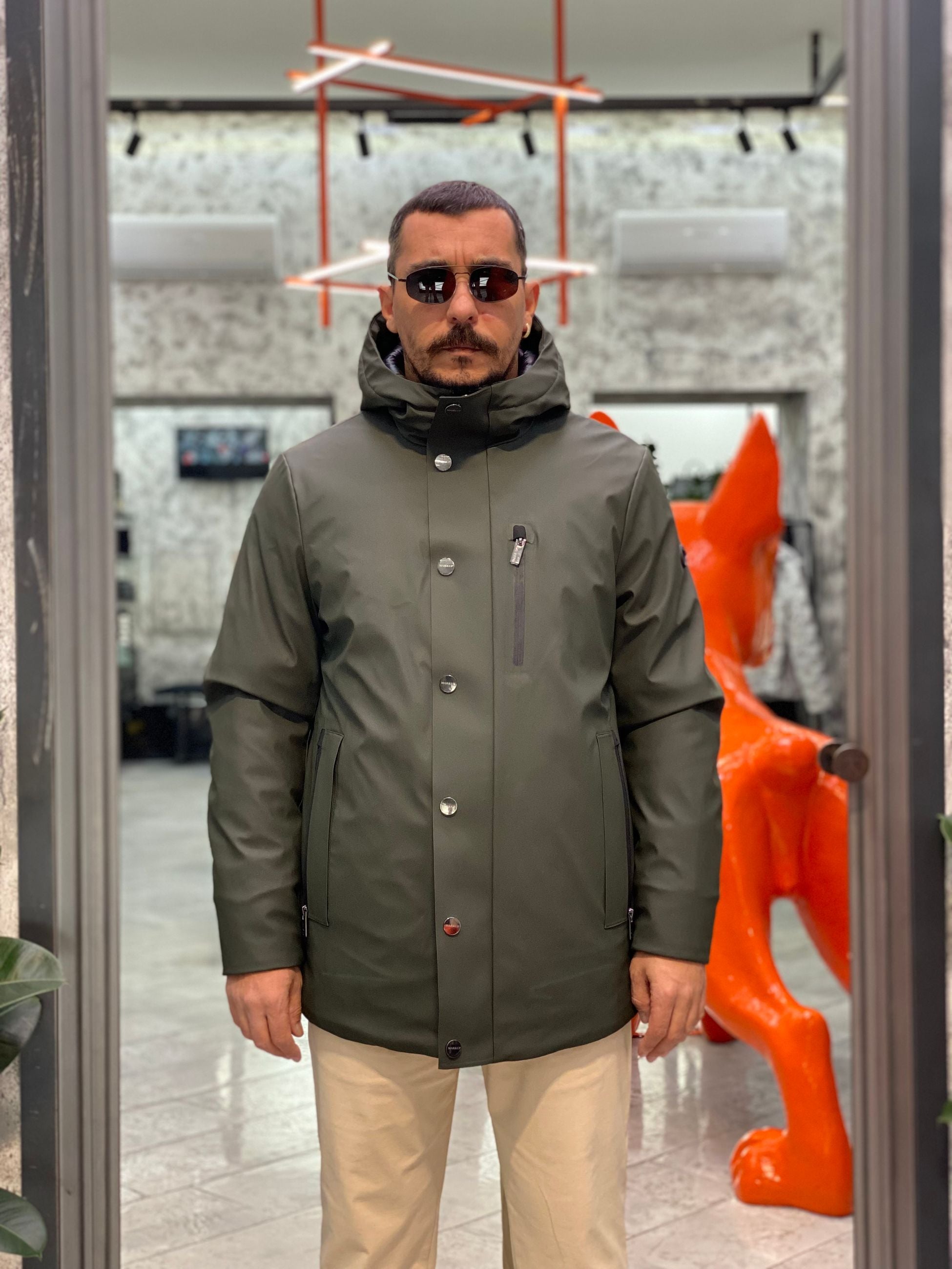 PARKA GOMMATO CON CAPPUCCIO E CHIUSURA ZIP/BOTTONI AUTOMATICI. STRETCH AND TECHNICAL - REGULAR FIT MK9940025.VMIL
